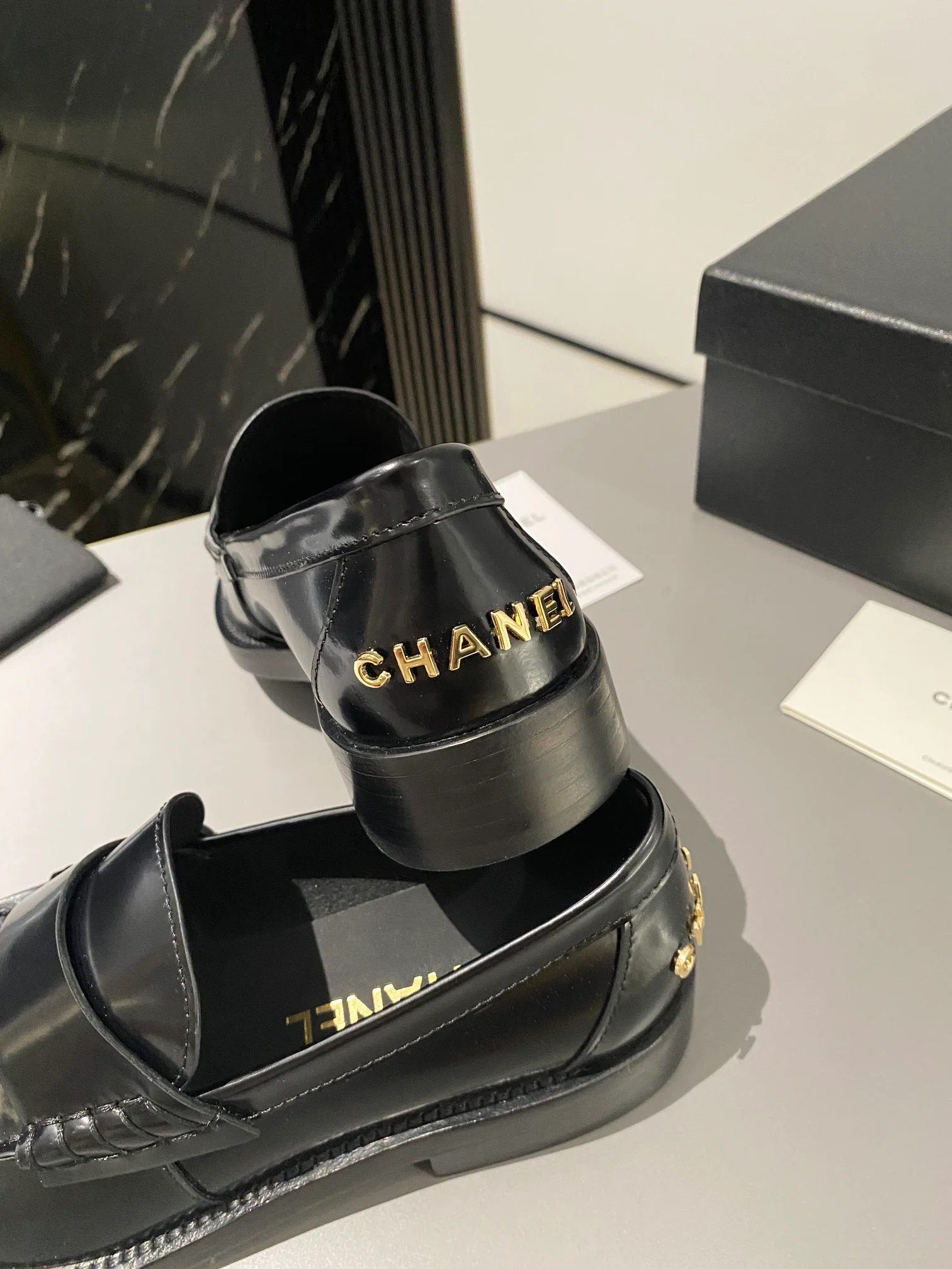 Новинка осенней коллекции Chanel 2023 — Лоферы — Черные