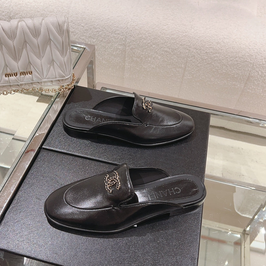 Лоферы/слипоны Chanel - черные