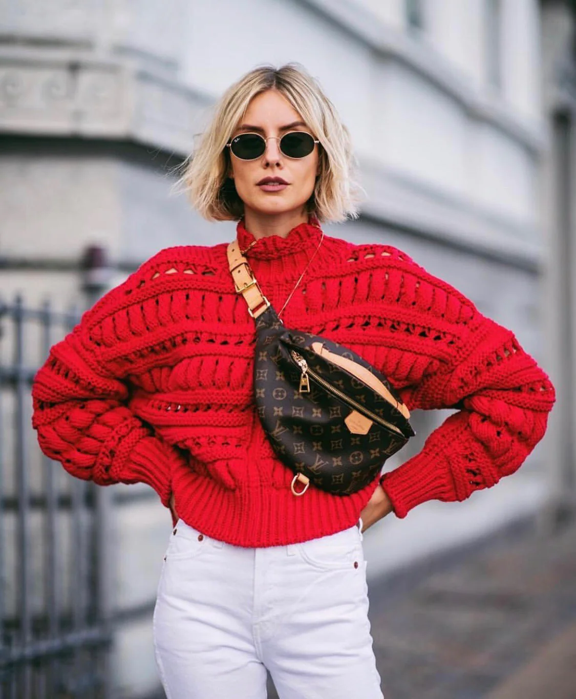 m43644-LV-Классическая поясная сумка из канваса с монограммой - фото в ней