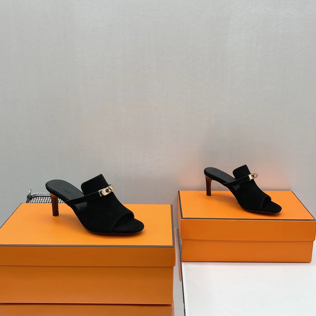 Новинка сезона осень/зима 2022 от Hermes - сандалии на высоком каблуке с открытым носком - 2 шт.