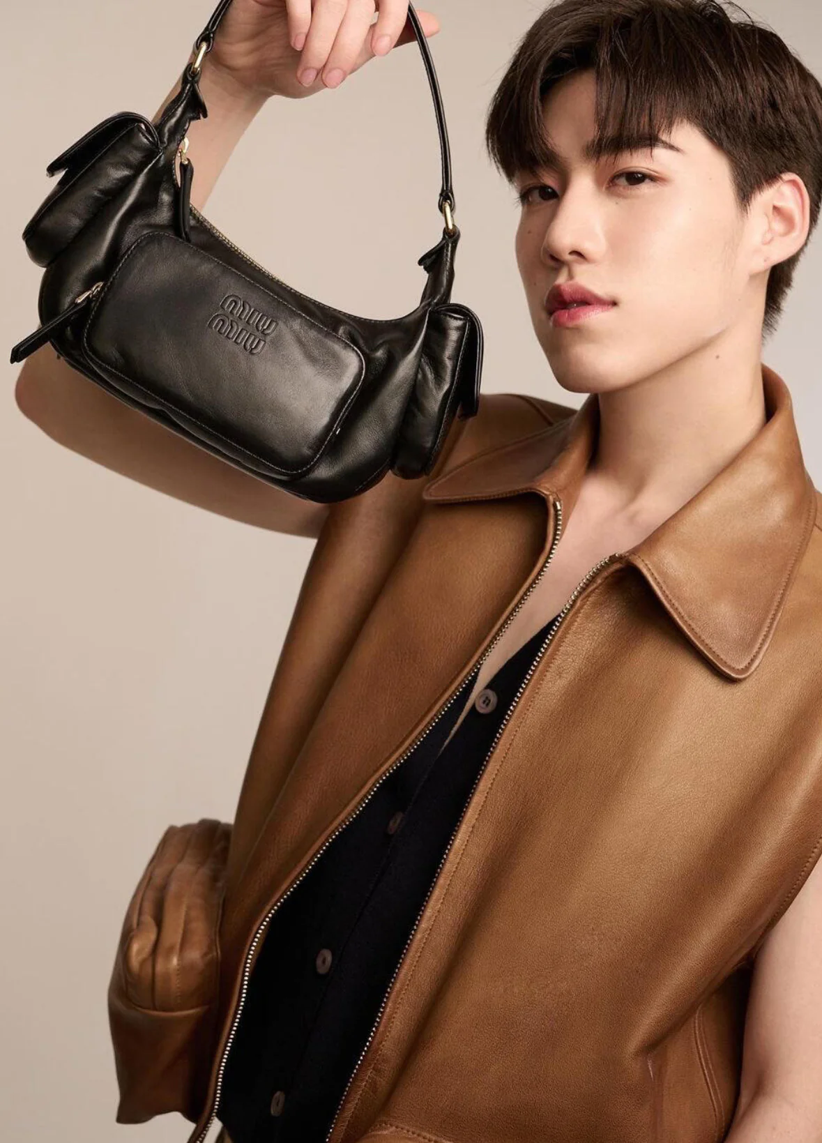 Сумка Miu Miu из кожи наппа с карманами — носите и делитесь с другими.