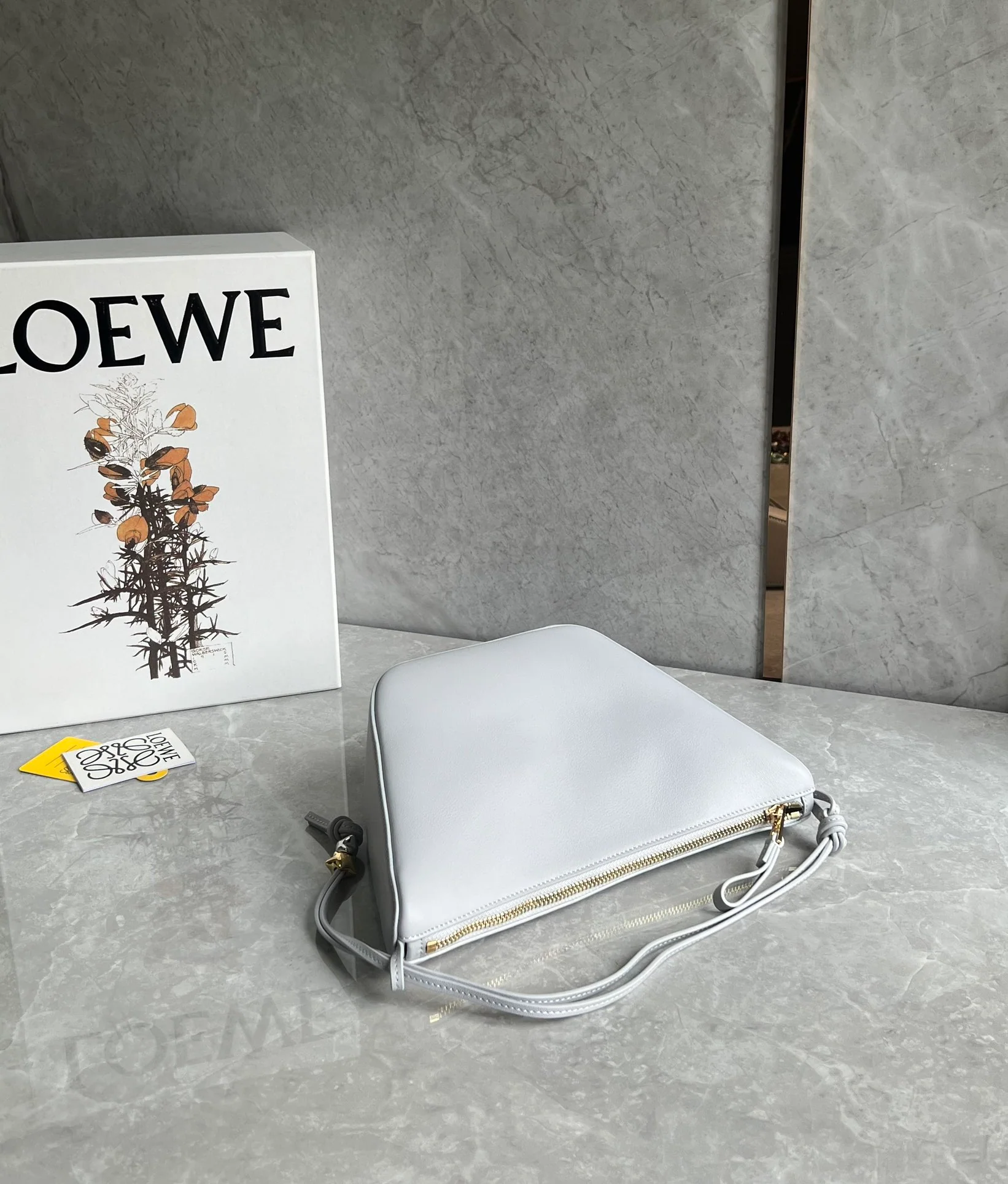 Сумка-хобо Loewe Hammock - белая.