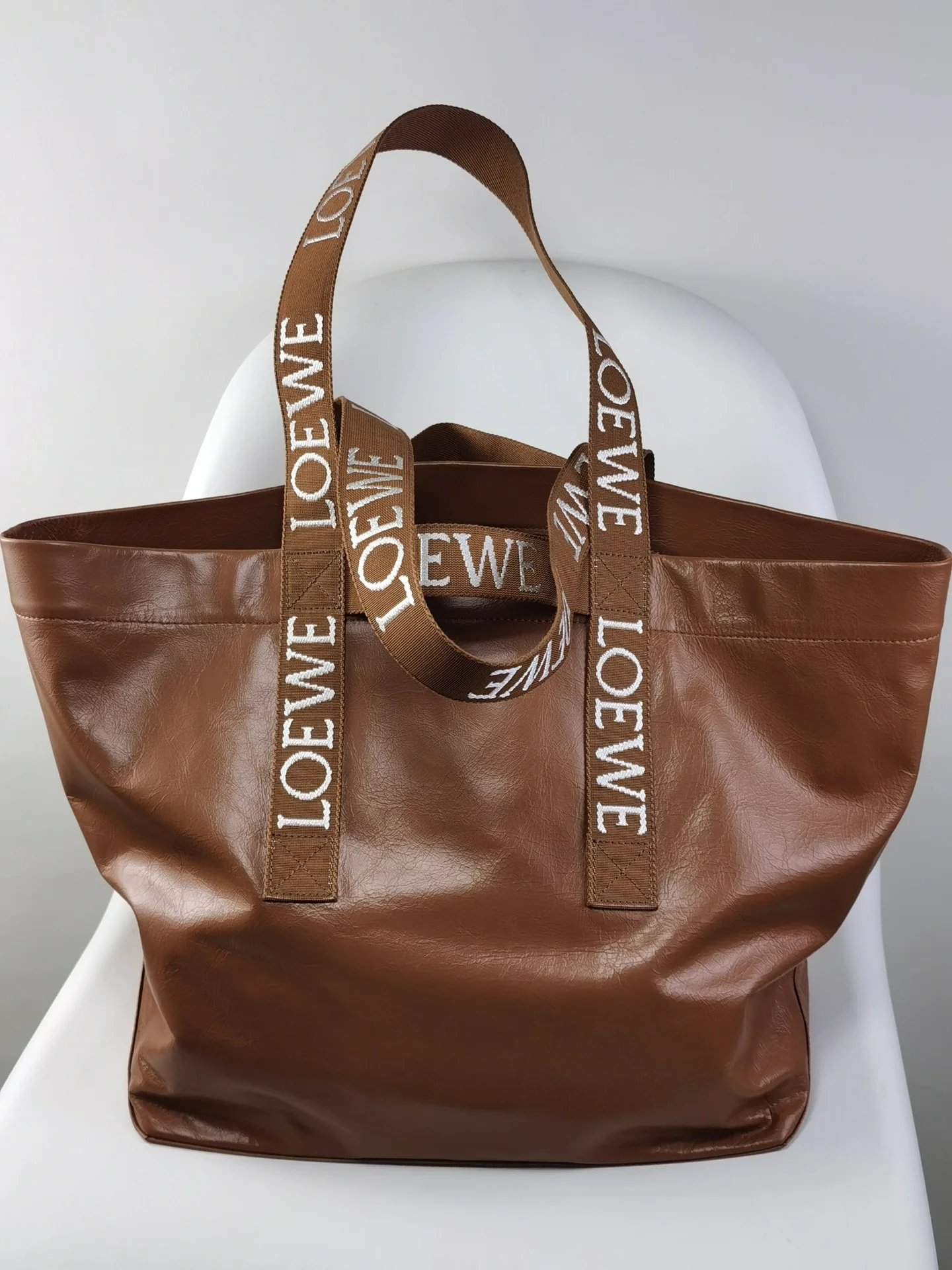 Сумка-шоппер Loewe Fold Shopper — из телячьей кожи цвета ?бумага? — коричневая.