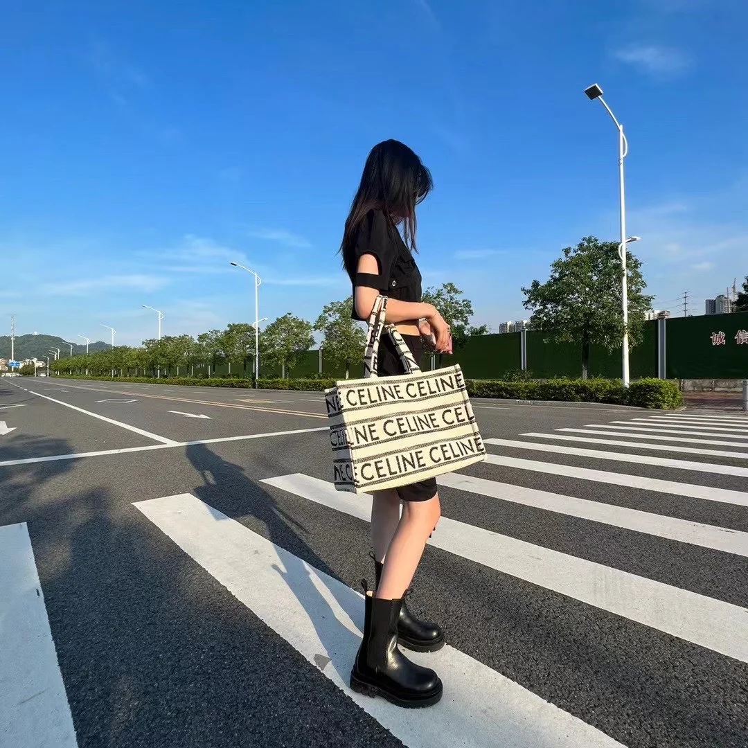 Сумка-шоппер Celine Cabas Thais с принтом - большая, белая и черная.