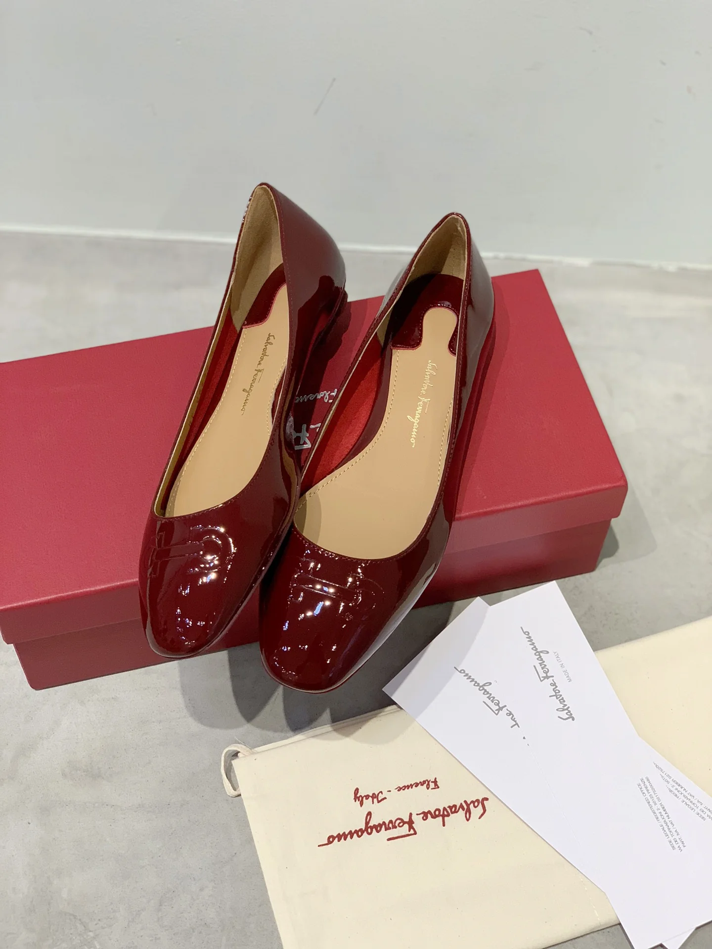 Туфли Salvatore Ferragamo - балетки из лакированной кожи с тиснением - красные