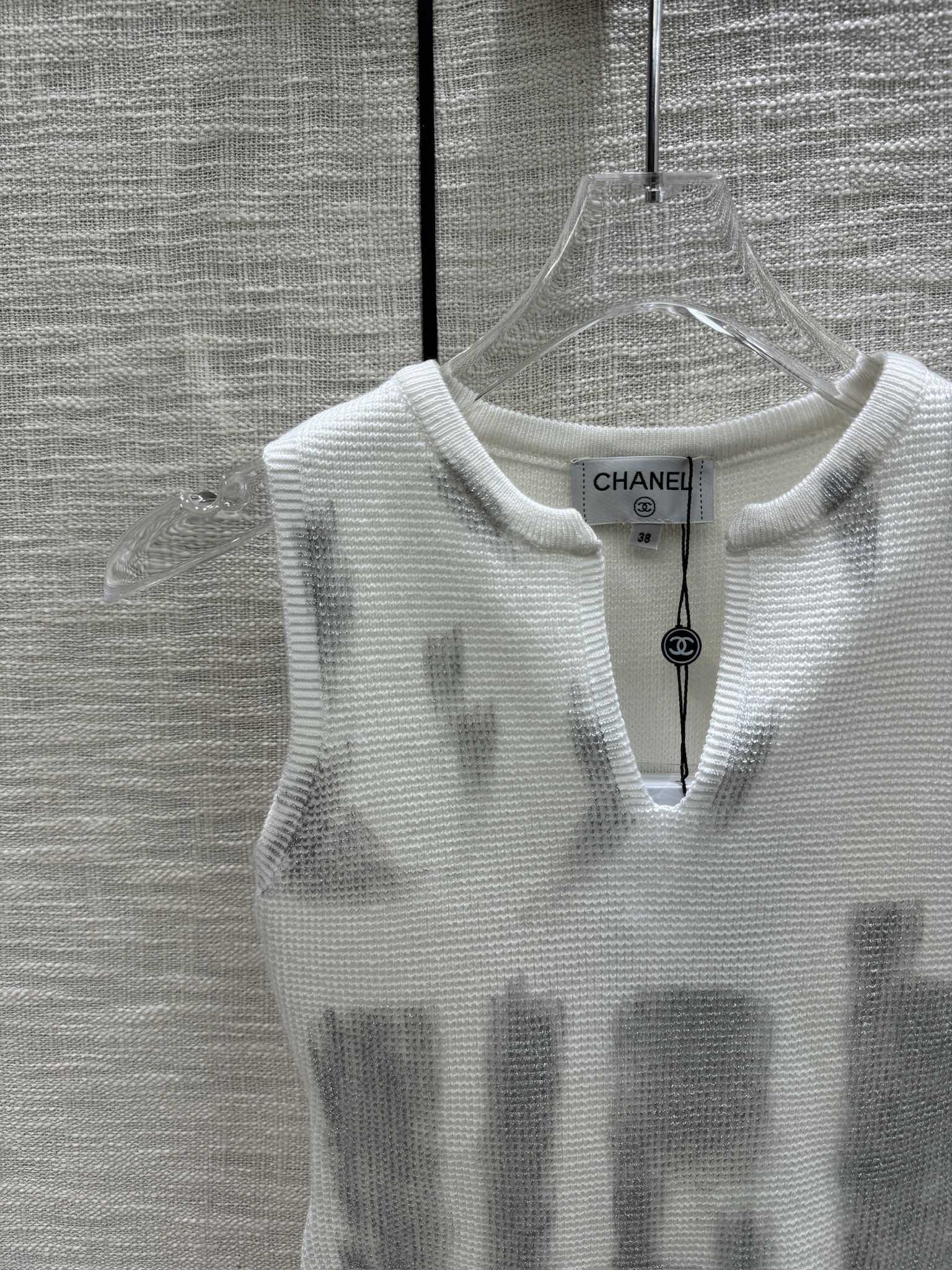 Вязаный жилет Chanel 2403 Graffiti с V-образным вырезом