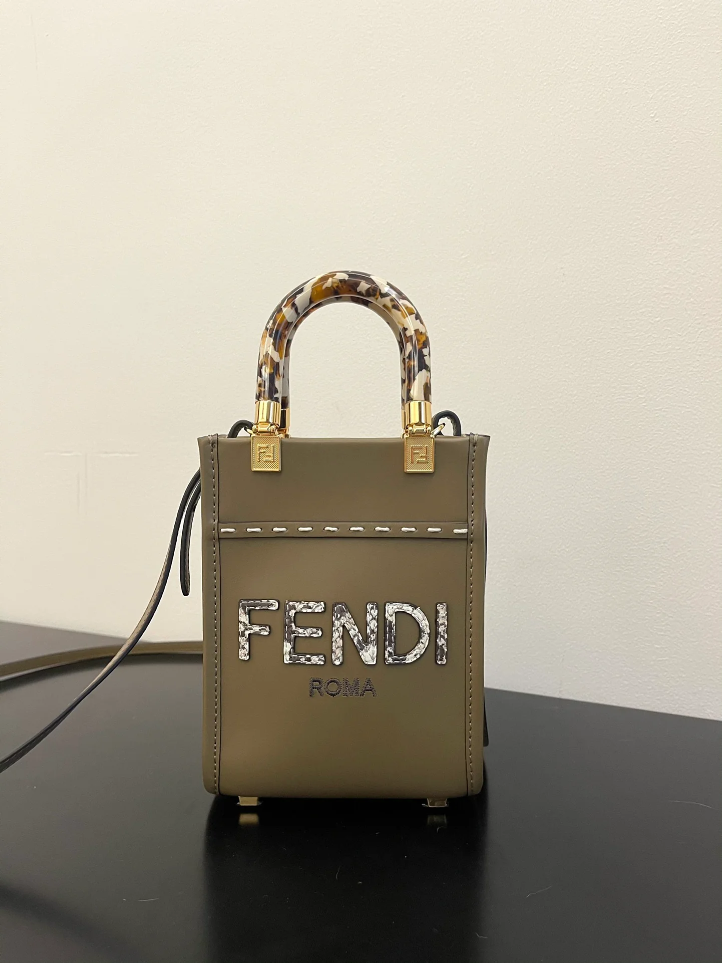 Сумка-тоут Fendi с логотипом Sunshine, маленькая, оливково-зеленая.