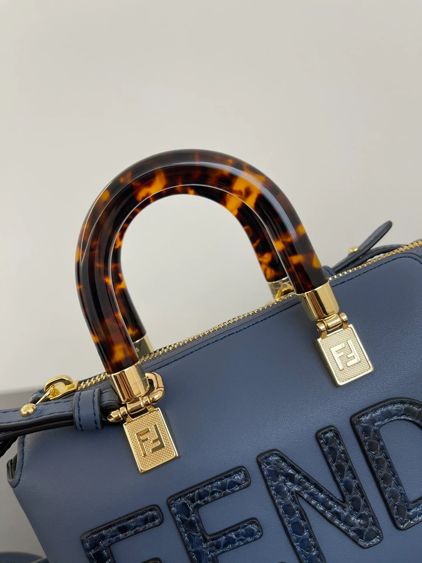 Мини-юбка Fendi, кстати, синяя.