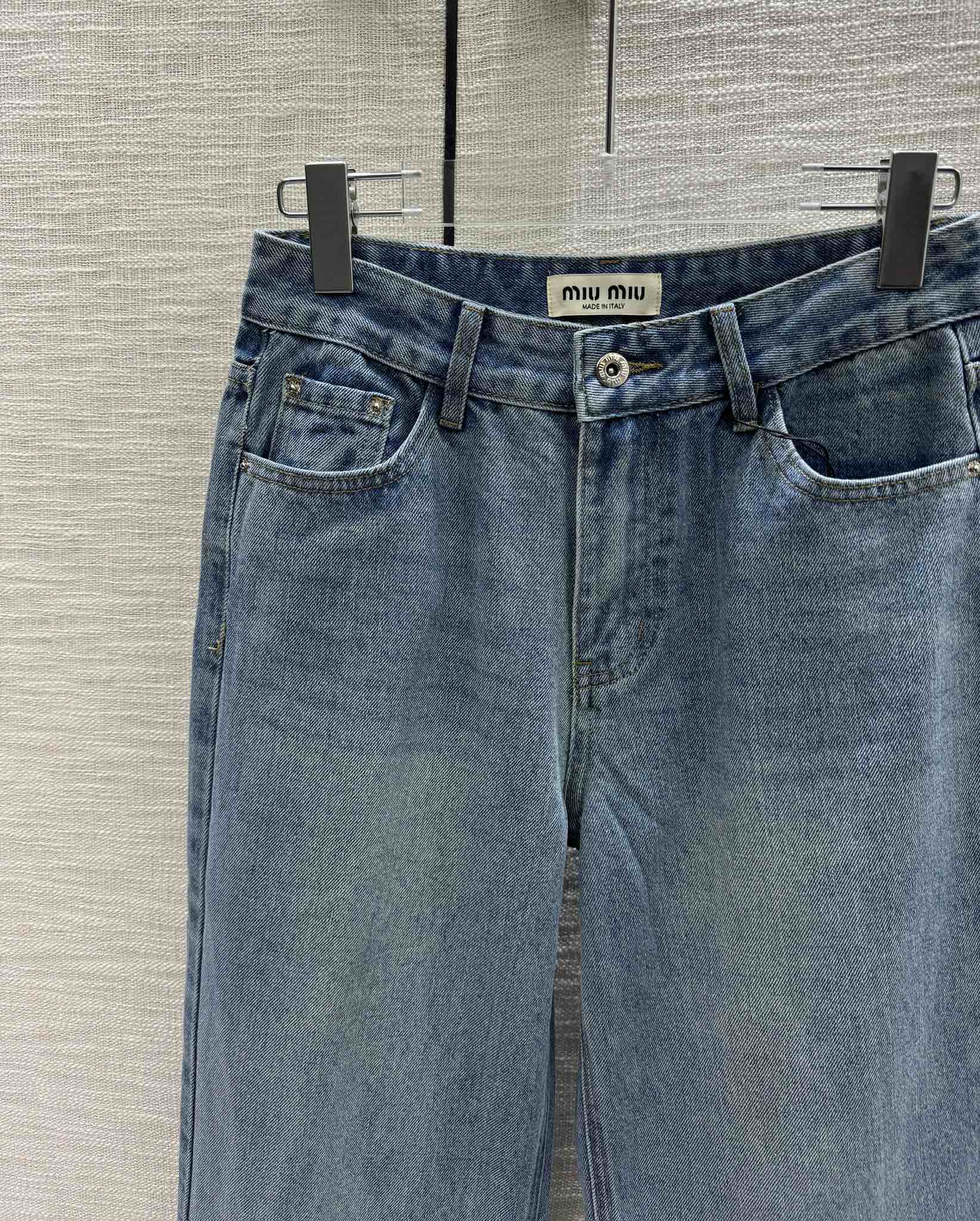 Джинсы Miu Miu 2404 с карманами и стразами, прямого кроя.