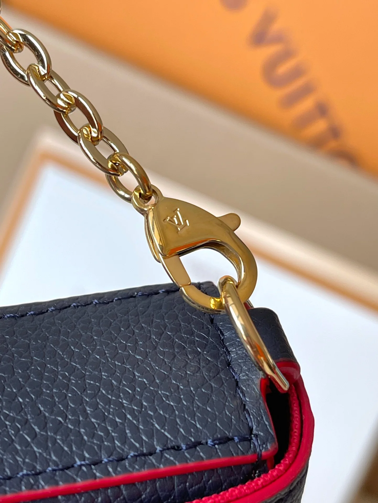 m64099-LV-pochette-felicie-empreinte сумка через плечо с тиснением-темно-синий
