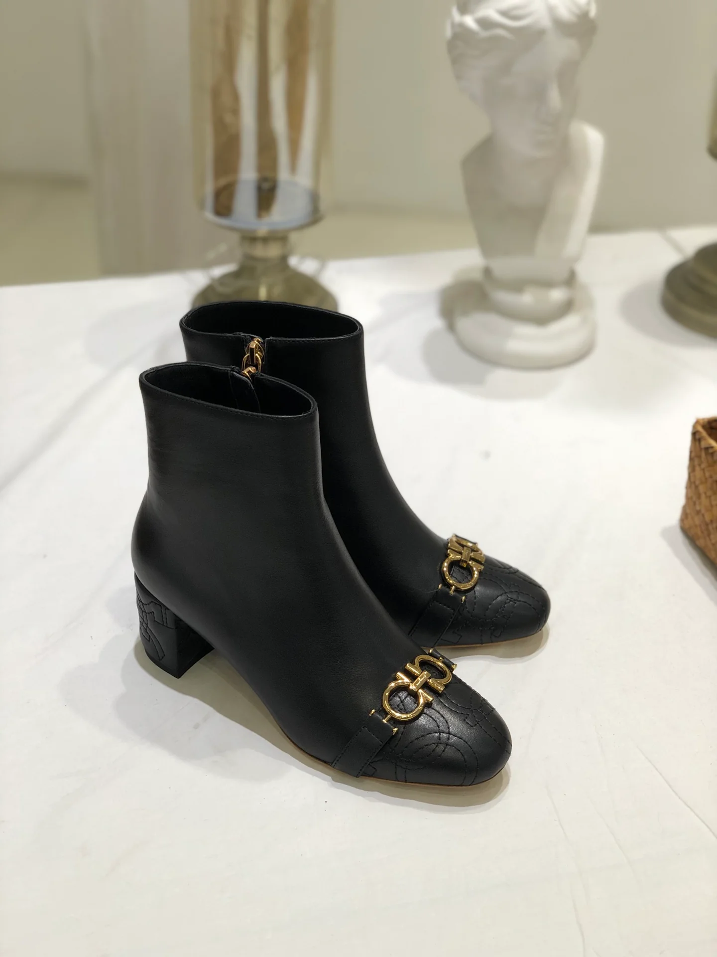 Salvatore Ferragamo - Осень/Зима 2022 - Ботильоны Gancini на массивном каблуке с пряжкой в ??виде подковы