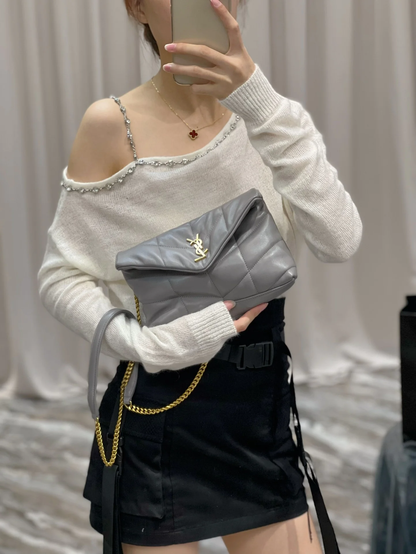 Стеганая сумка YSL из овечьей кожи — серая с золотой фурнитурой — овечья кожа — 23 см — На фото: сумка в носке