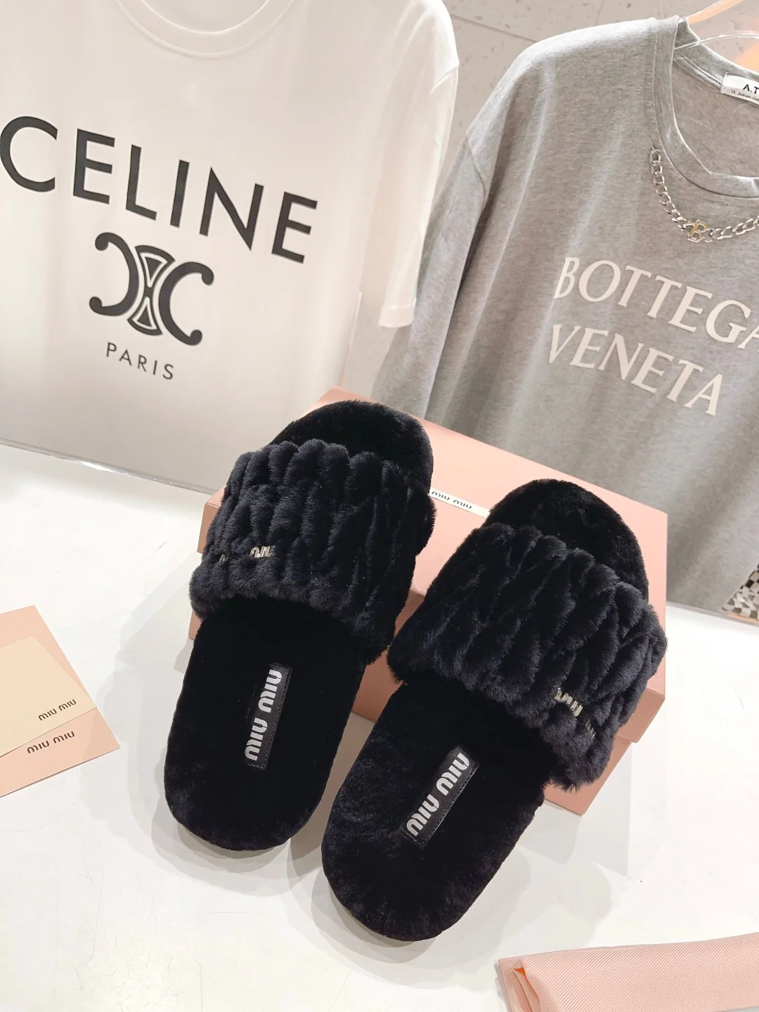 Новинка начала осени 2023 года от Miu Miu - Шелковые вышитые меховые тапочки - Полностью меховые, черные