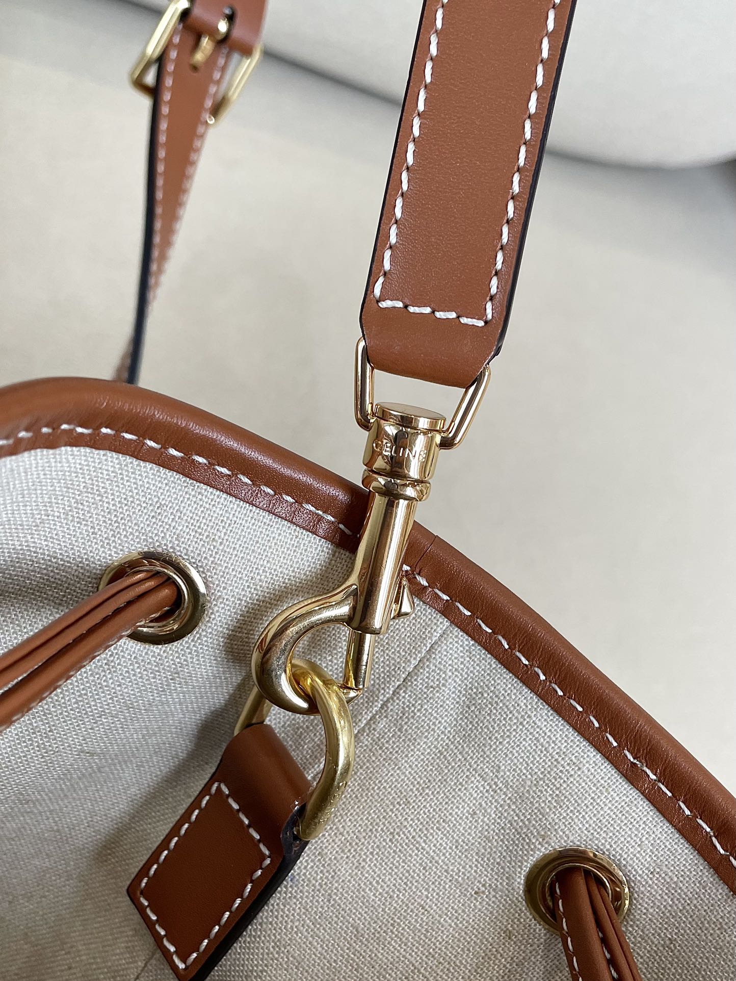 Сумка-ведро Celine Seau Marin на завязках из желто-коричневой ткани.