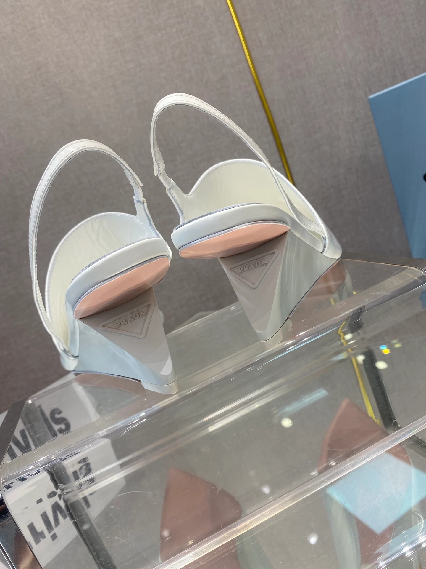 Туфли Prada - туфли Prada с острым носком на низком каблуке