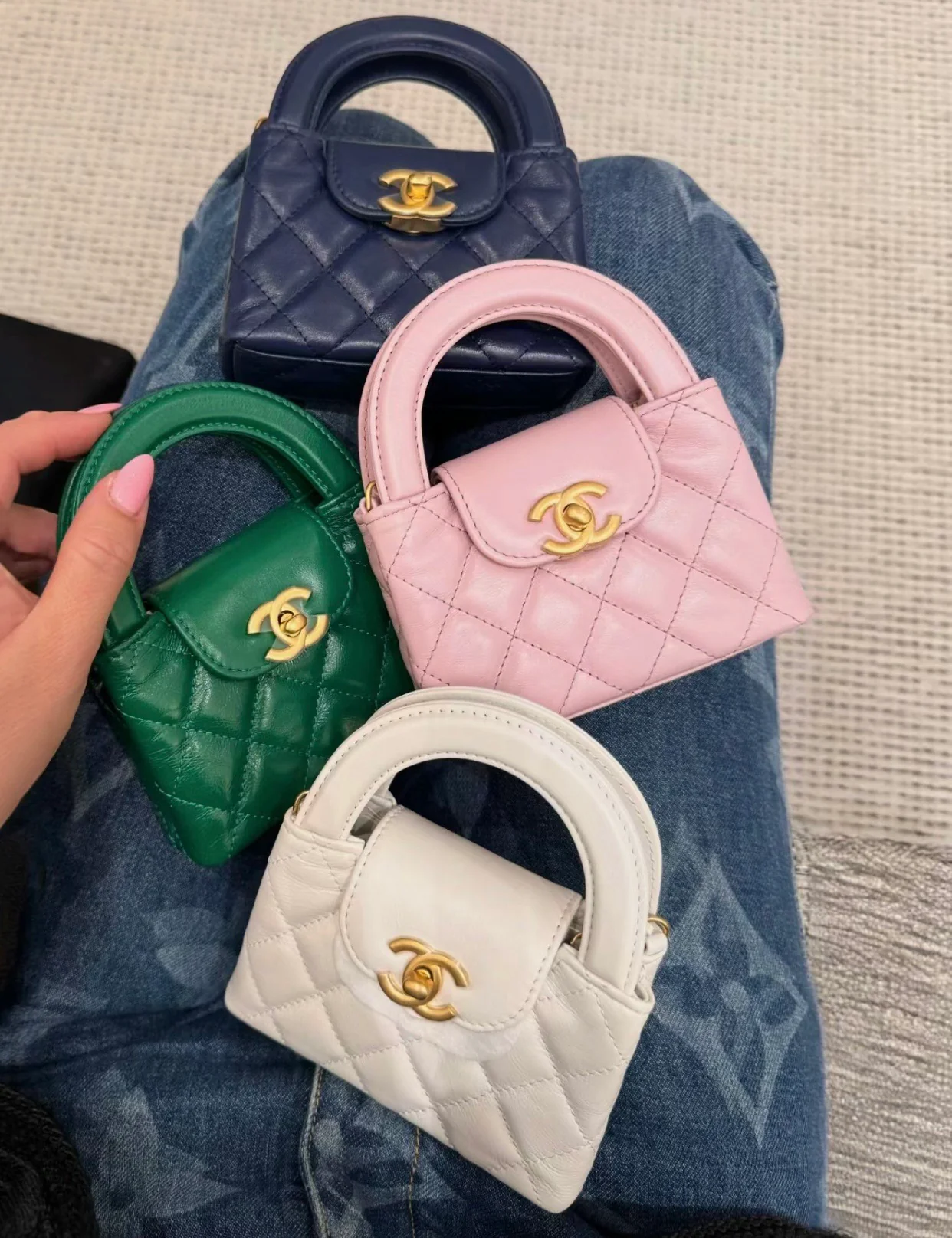 Мини-сумочка Chanel Kelly на цепочке - изумрудно-зеленая