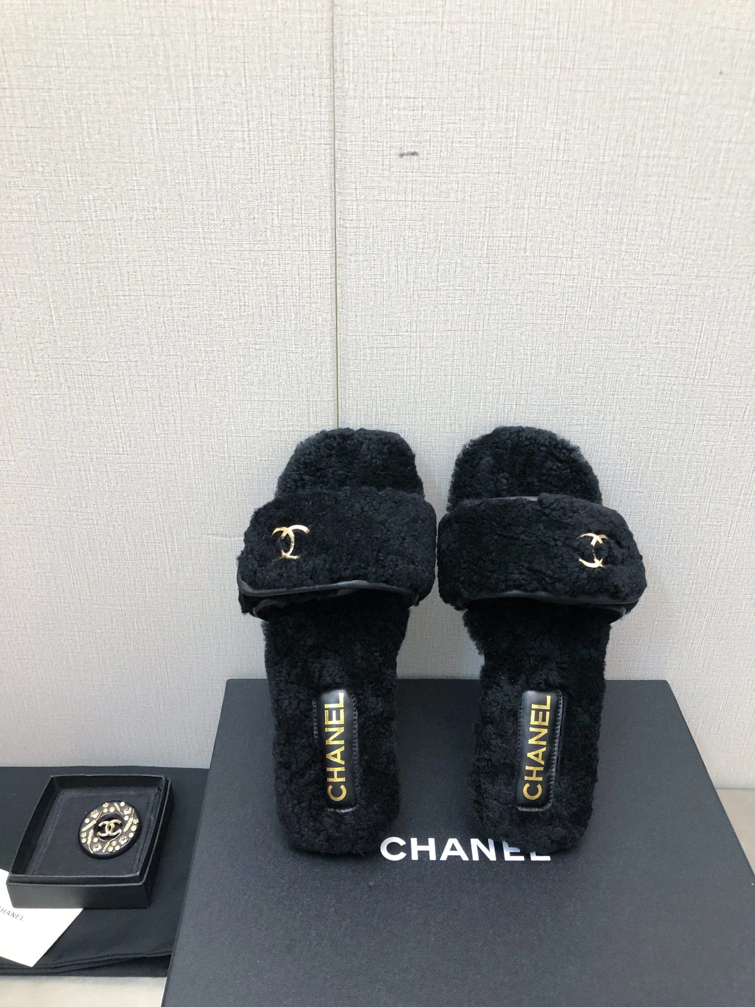 Chanel - Меховые тапочки с двойной буквой С - Черные