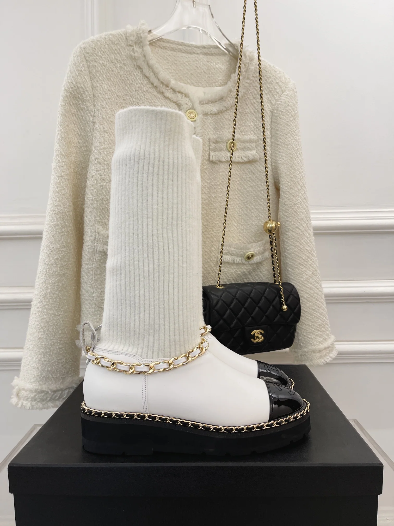 Новинка сезона осень/зима 2023 от Chanel - Ботильоны-носки - Кожаные туфли-носки с короткой цепочкой - Белые