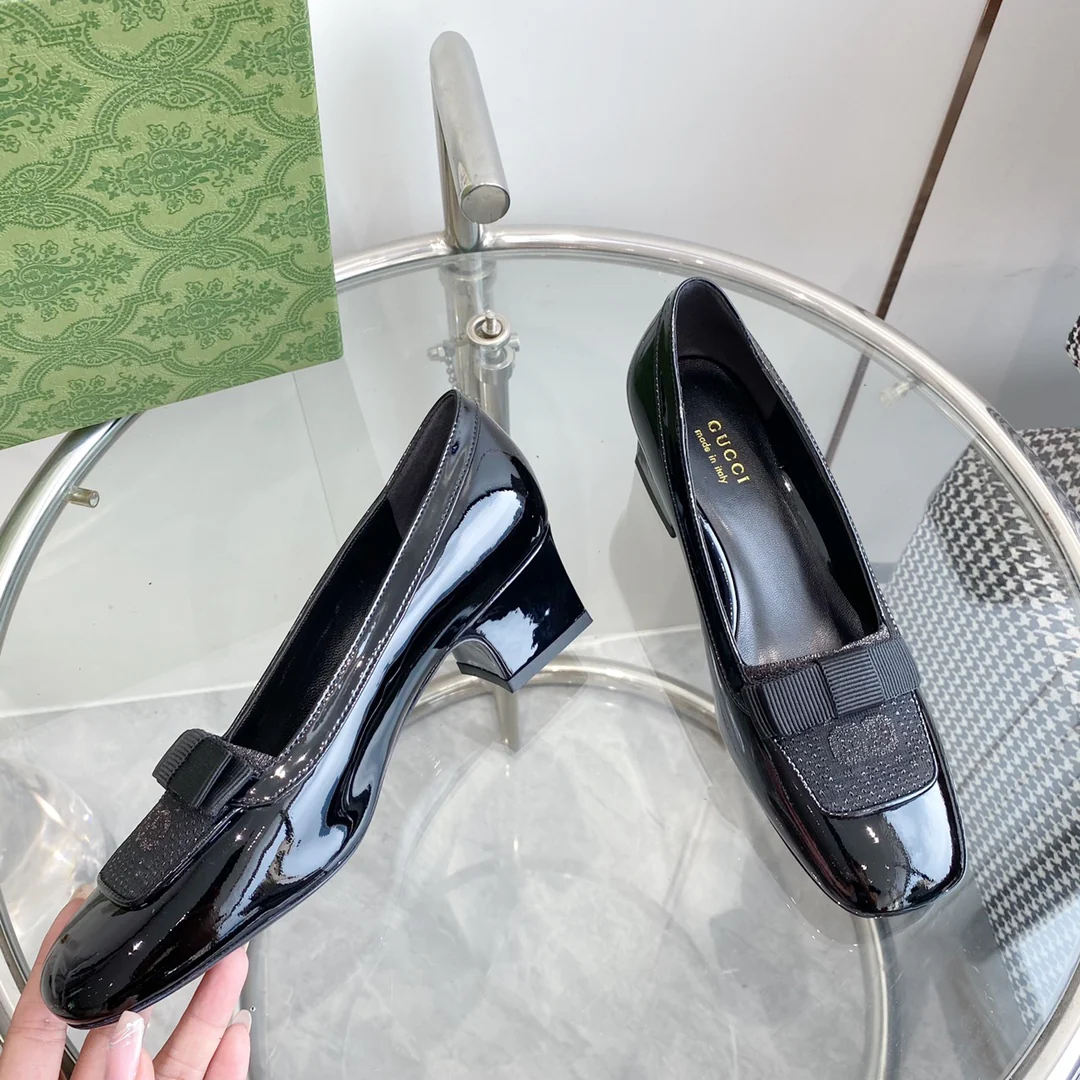 Новинка 2023 года от Gucci - балетки на низком каблуке с квадратным носком и бантом.