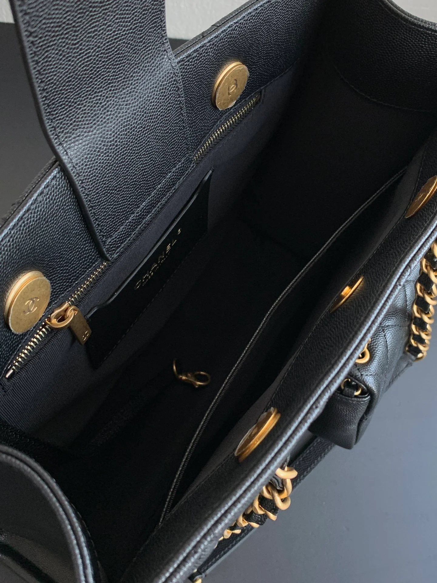 Сумка-тоут Chanel Two-in-One Letter Tote Bag - черная