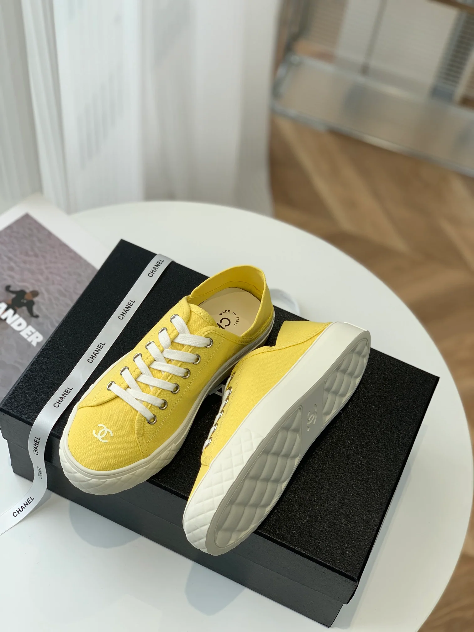 Новинка сезона весна/лето 2023 от Chanel - серия ?Конфетные цвета? - желтые парусиновые туфли