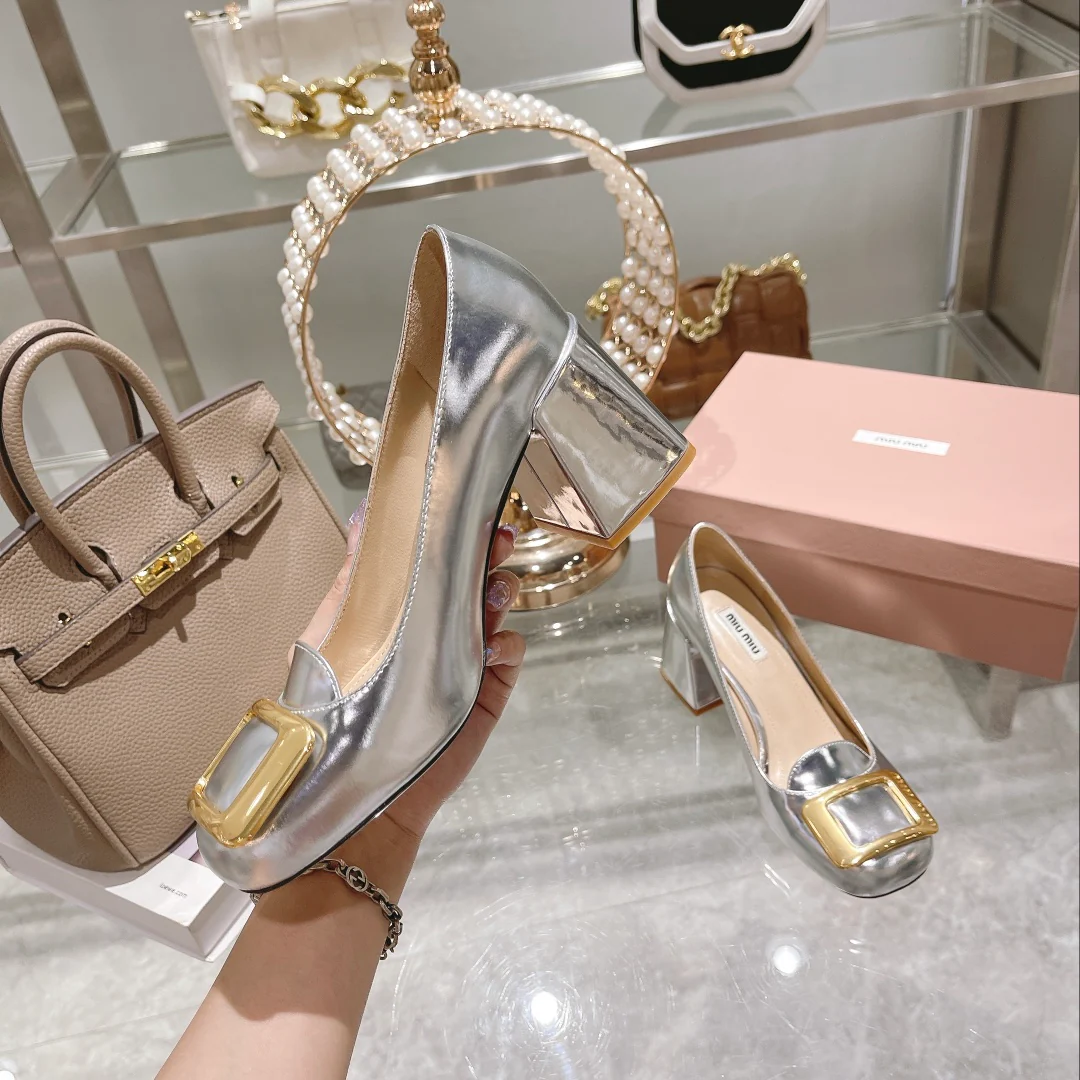 Новинка сезона осень/зима 2022 от Miu Miu - Туфли на массивном каблуке с квадратным носком - Серебристые