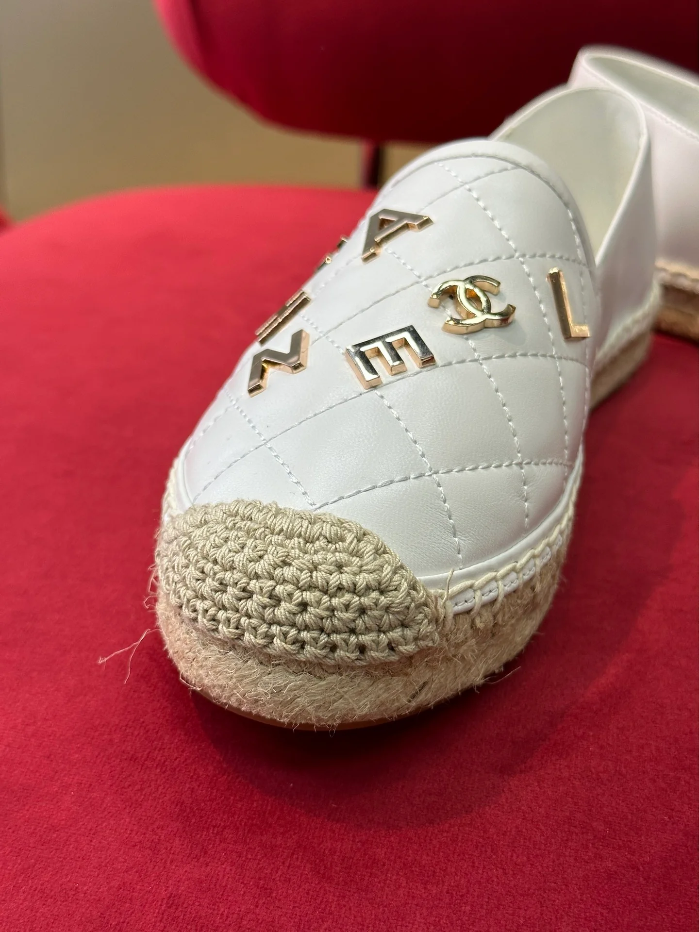 Новинка сезона весна/лето 2023 от Chanel - Рыбацкие туфли с надписями