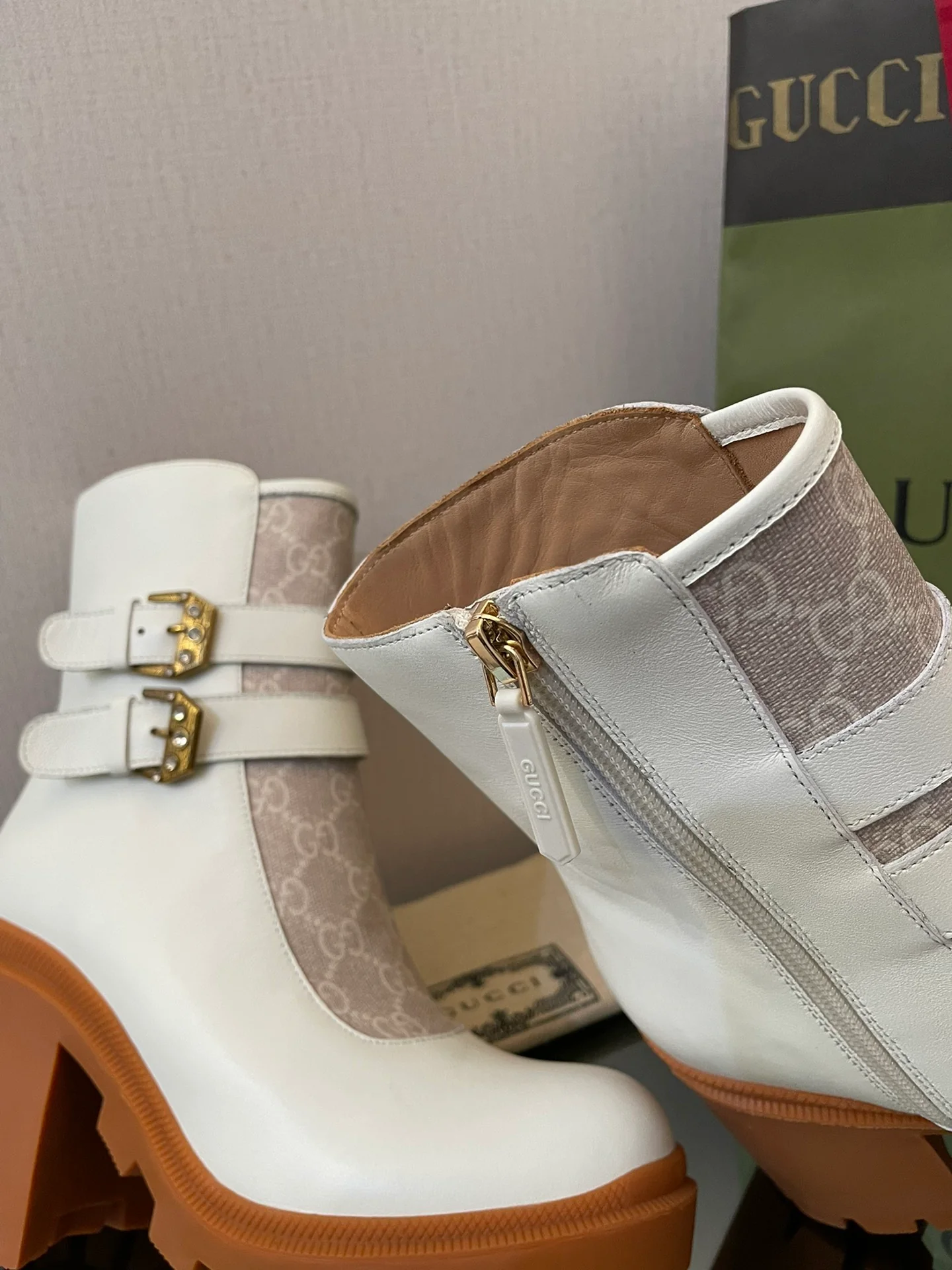 Ботинки Valen V на платформе с монограммой, до середины икры, белые.