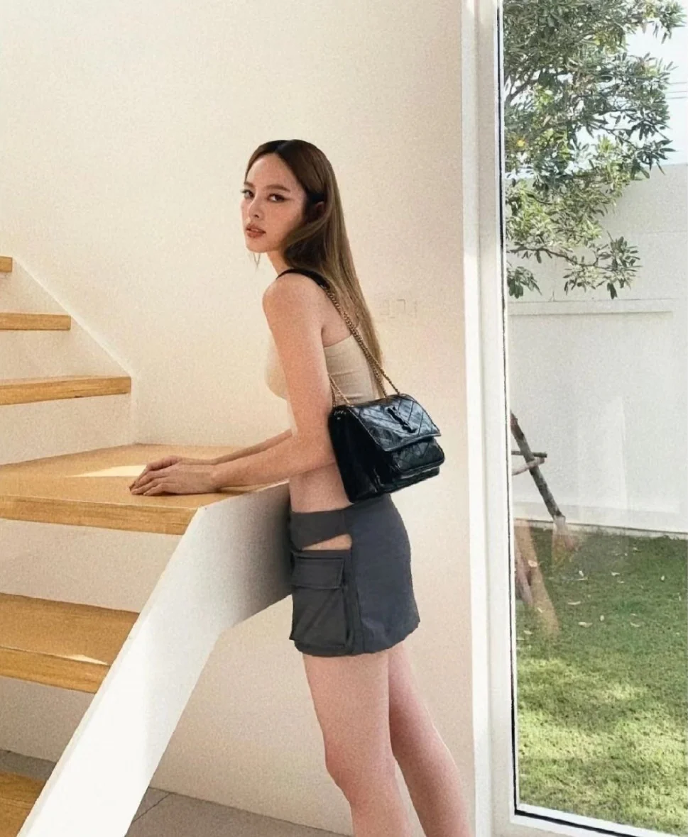 Часы YSL Niki Baby 22 см, кожаные, черные, с золотой цепочкой — на фото.