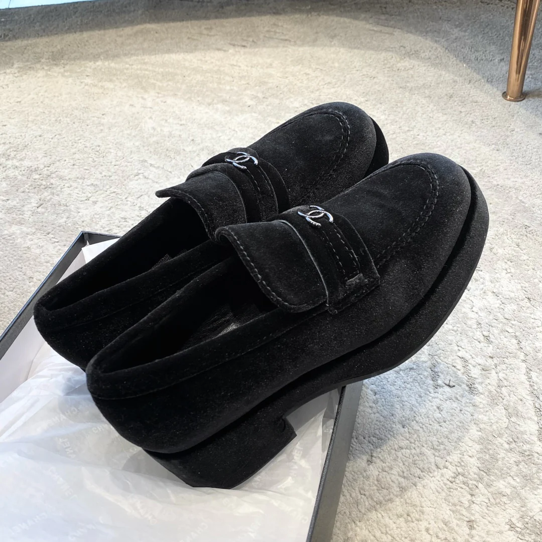 Новинка сезона весна/лето 2023 от Chanel - Лоферы на платформе - Замшевые, черные