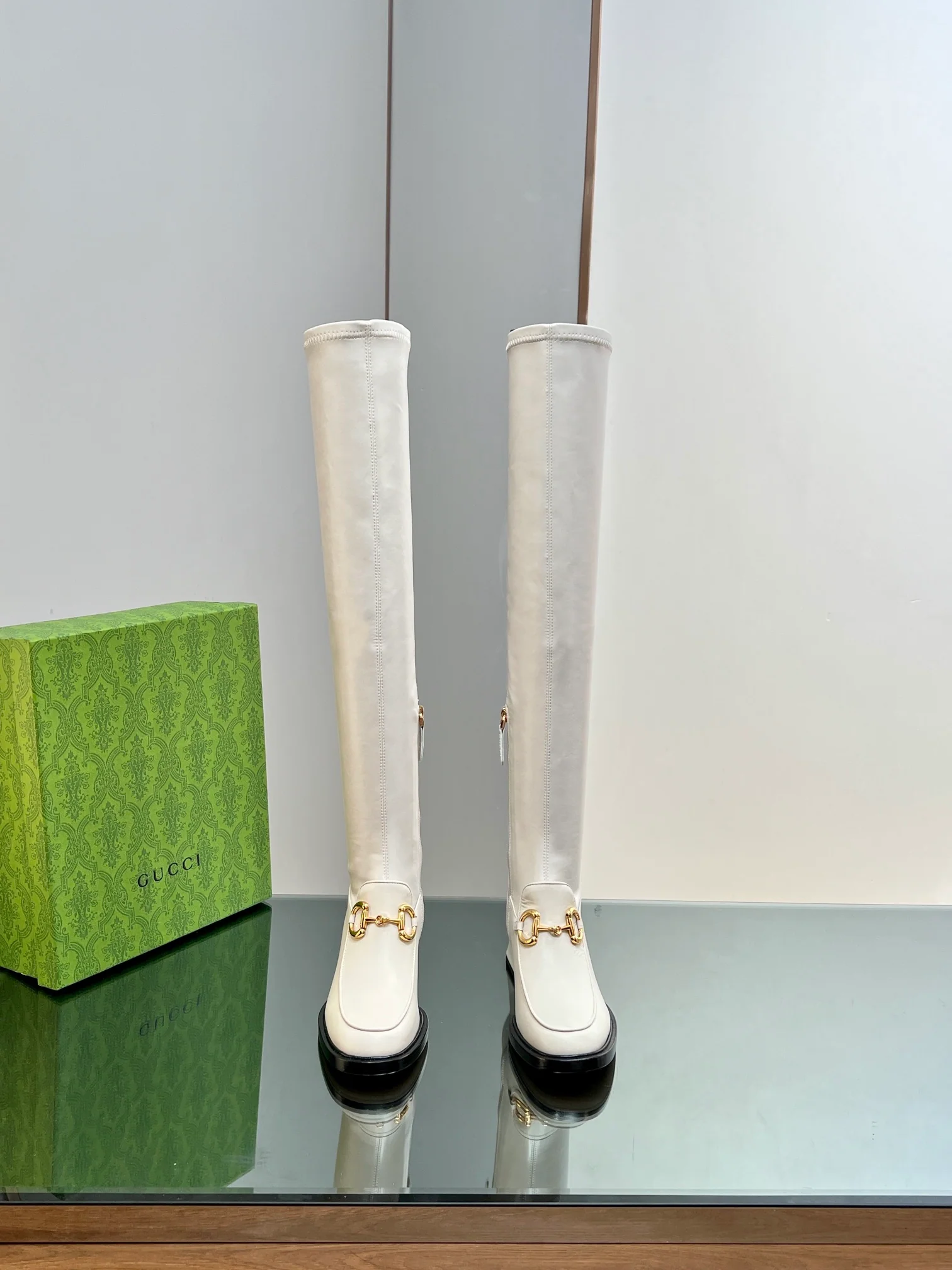 Новинка начала осени 2023 года от Gucci — Эластичные ботфорты с пряжкой ?Конская уздечка? — Белые.