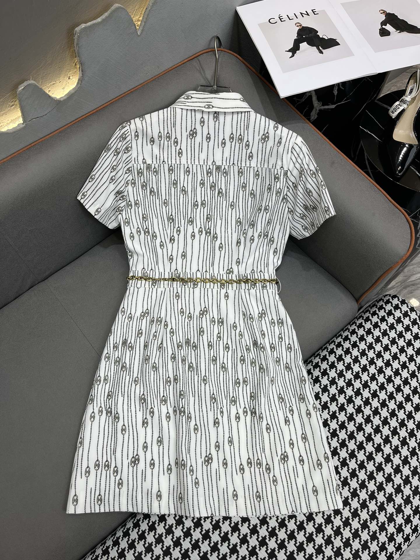 Celine 2403 - Новое платье с цепочным принтом в виде Триумфальной арки и отложным воротником - Белое