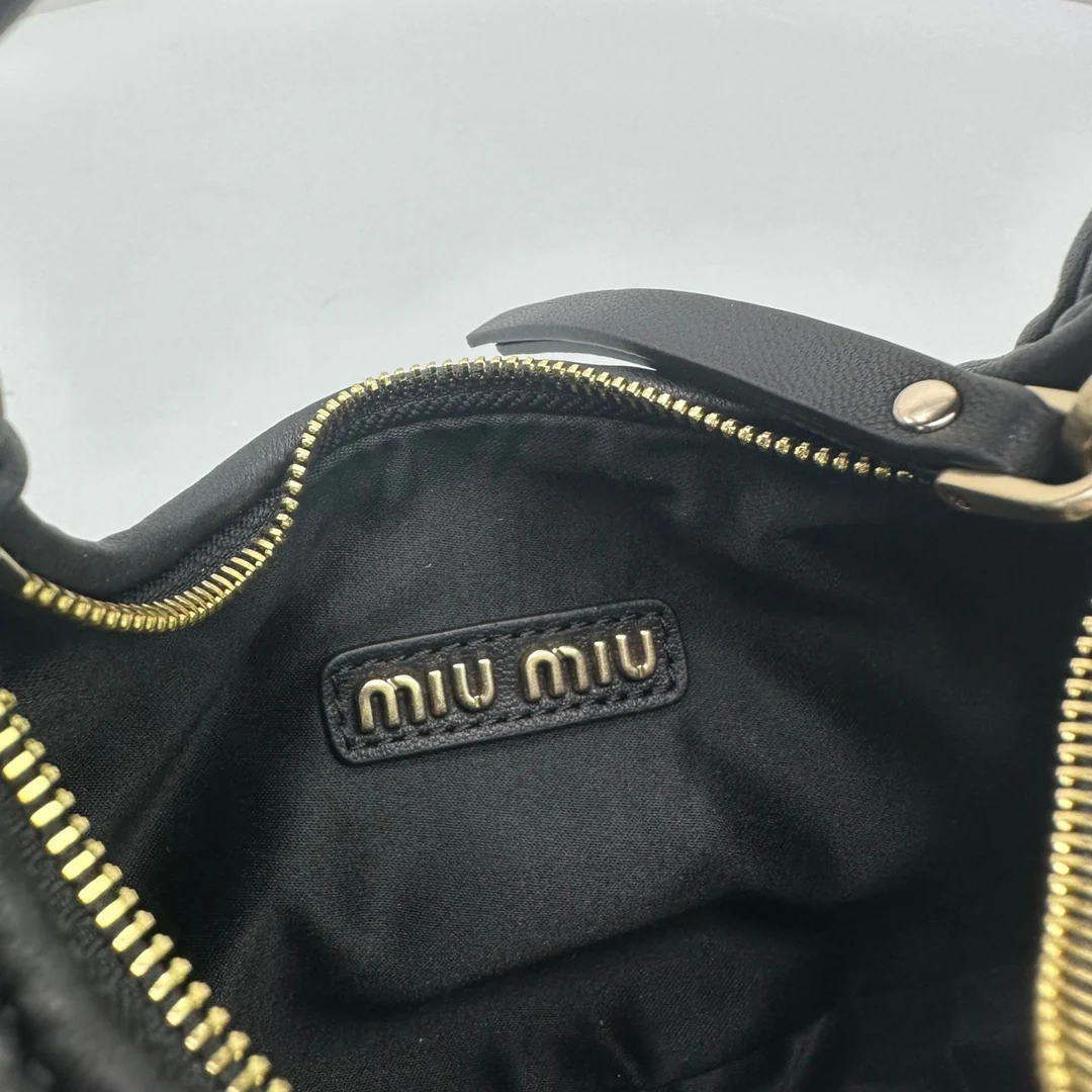 Сумка Miu Miu Wander, мини-версия, из овечьей кожи, черная.