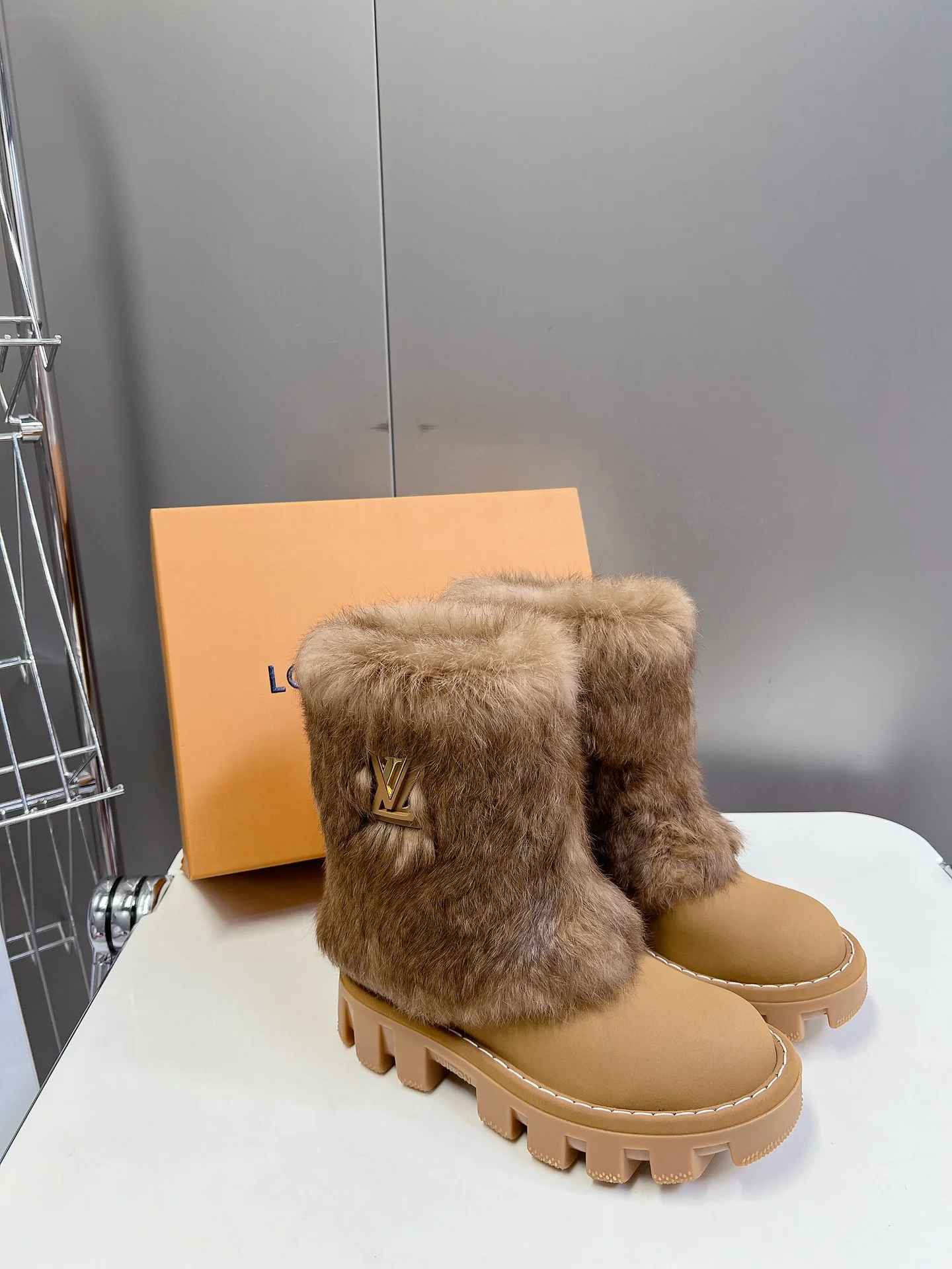 Шерстяные ботинки Martin на платформе LV - кофейного цвета.