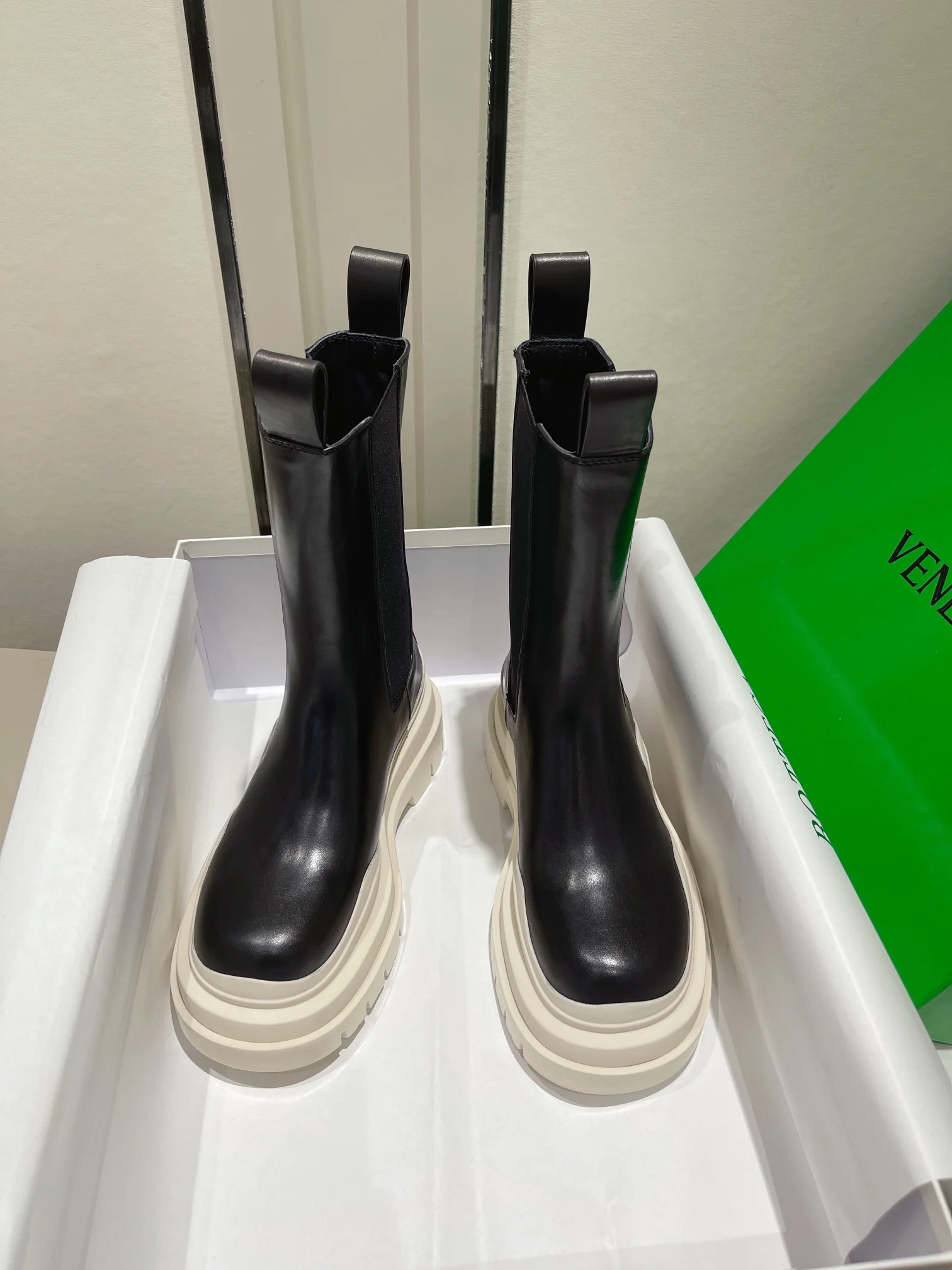 BV - Ботинки на белой подошве на платформе до середины икры