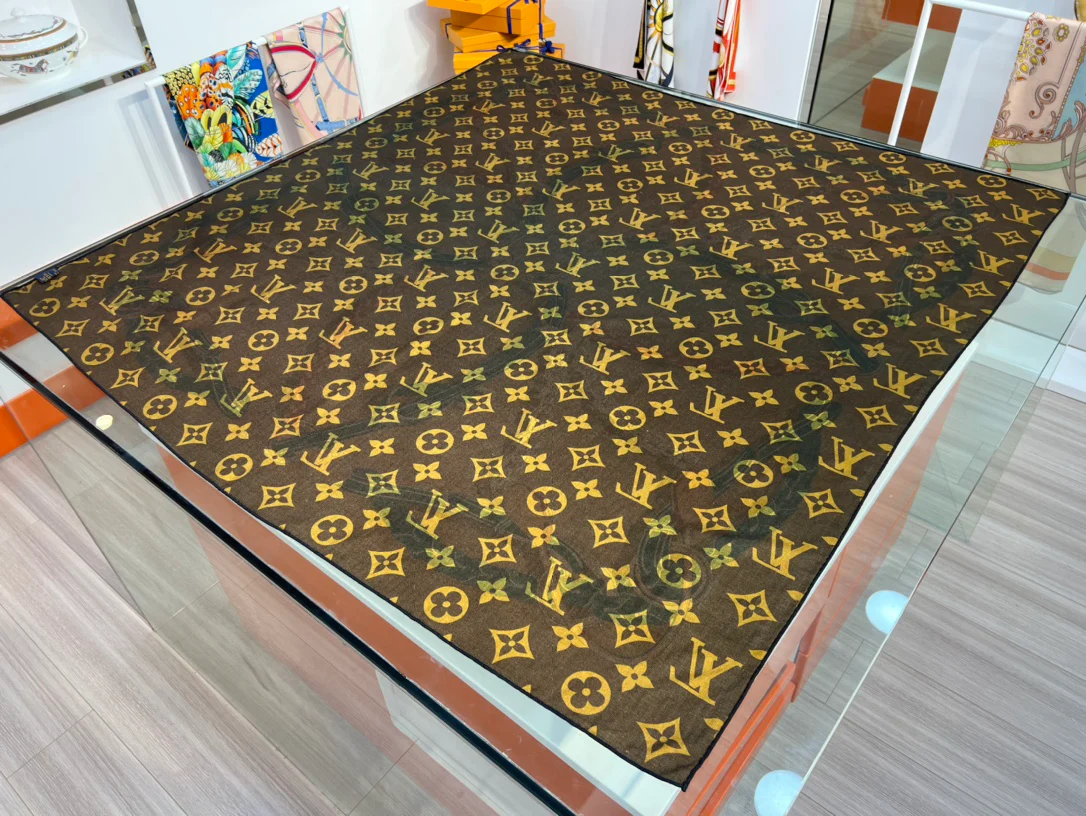 Большой двусторонний бархатный платок LV - 140 см - 003