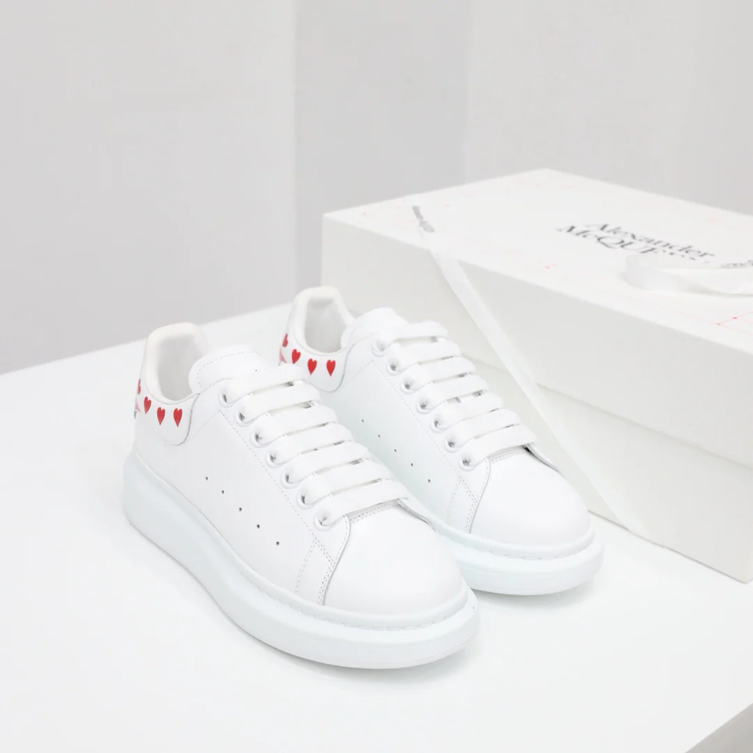 McQueen - Классические белые кроссовки - Красное сердце