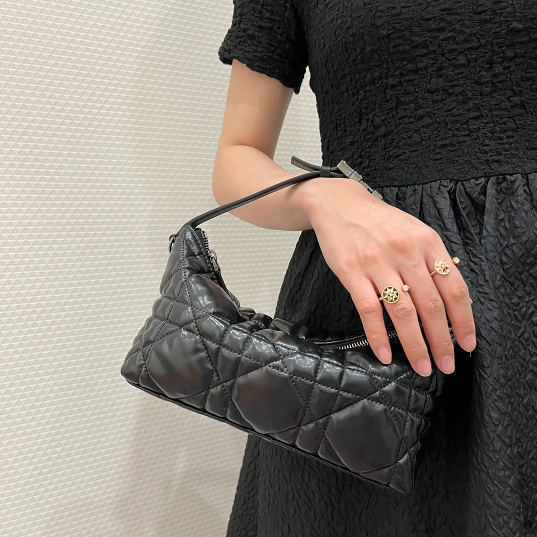 Сумка-ланчбокс Dior из серии ?Стеганая кожа?, черная, большой размер.