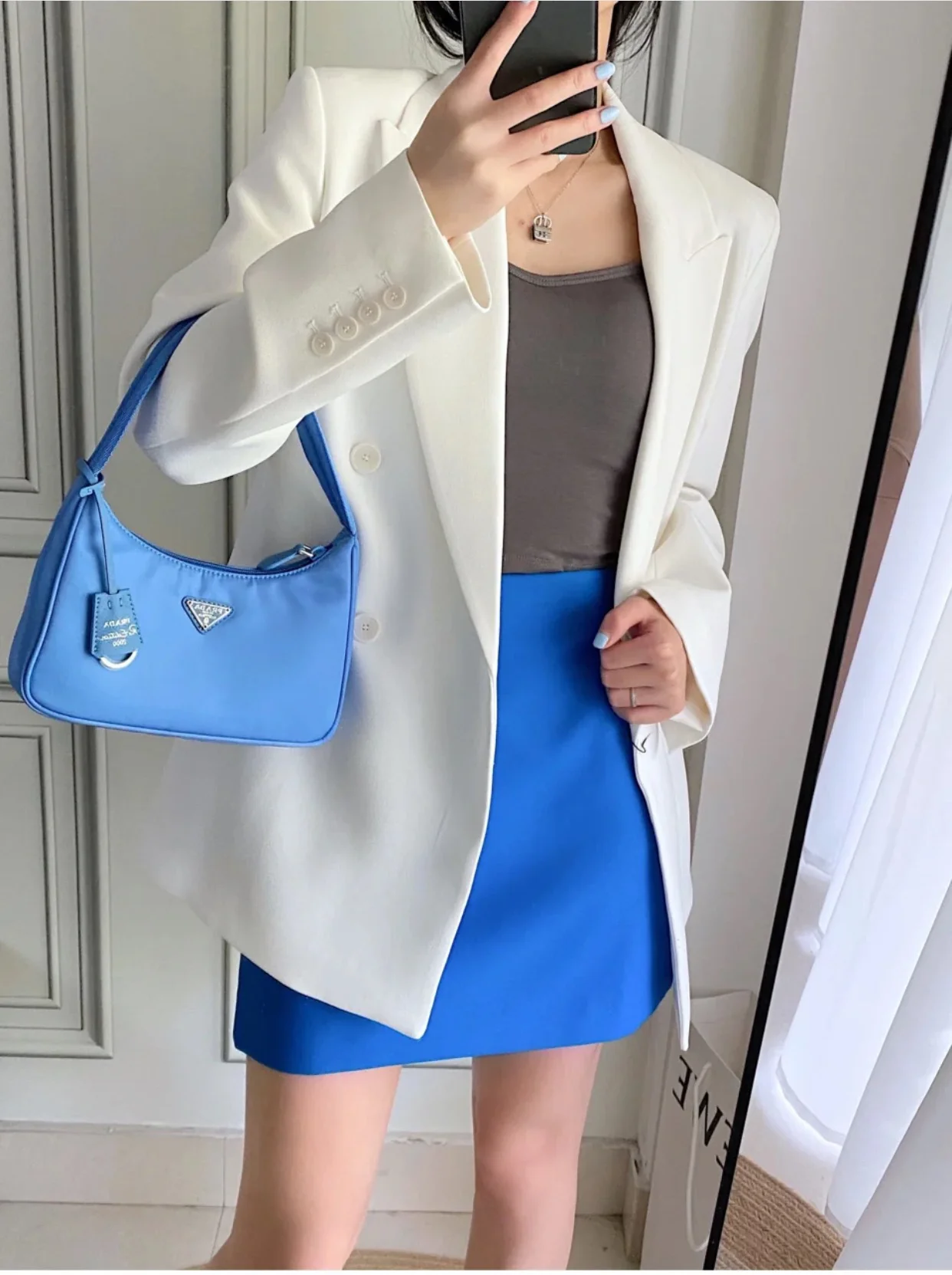 Новая сумка-хобо Prada ?3 в 1?, синего цвета, в качестве аксессуара.