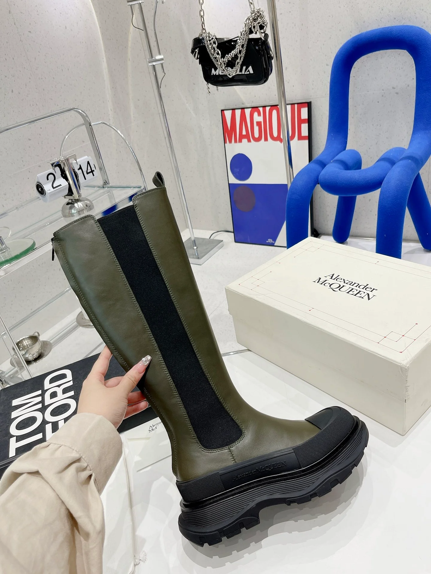 Коллекция McQueen 2022 года с подиума - высокие сапоги