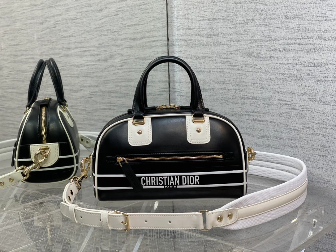 Сумка-боулинг Dior из коллекции весна/лето 2022 Vibe - маленькая.