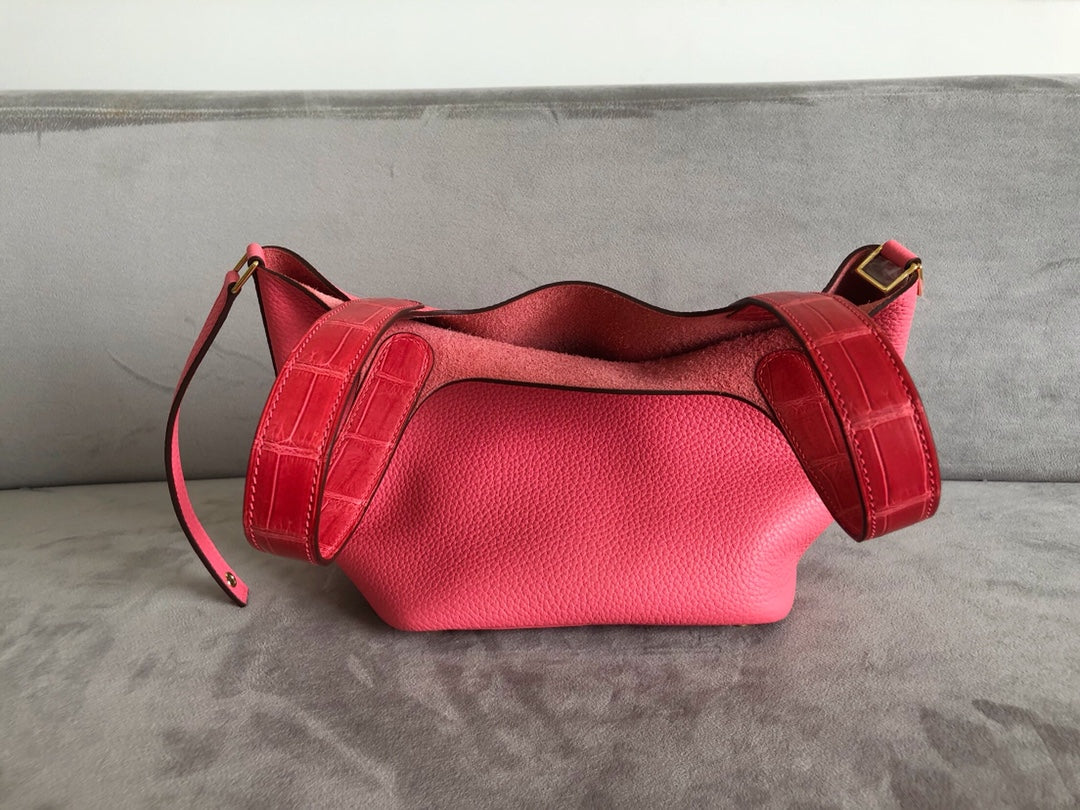 Помада-пудра Hermes Picotin 18 TC с рисунком под крокодиловую кожу и золотой пряжкой.