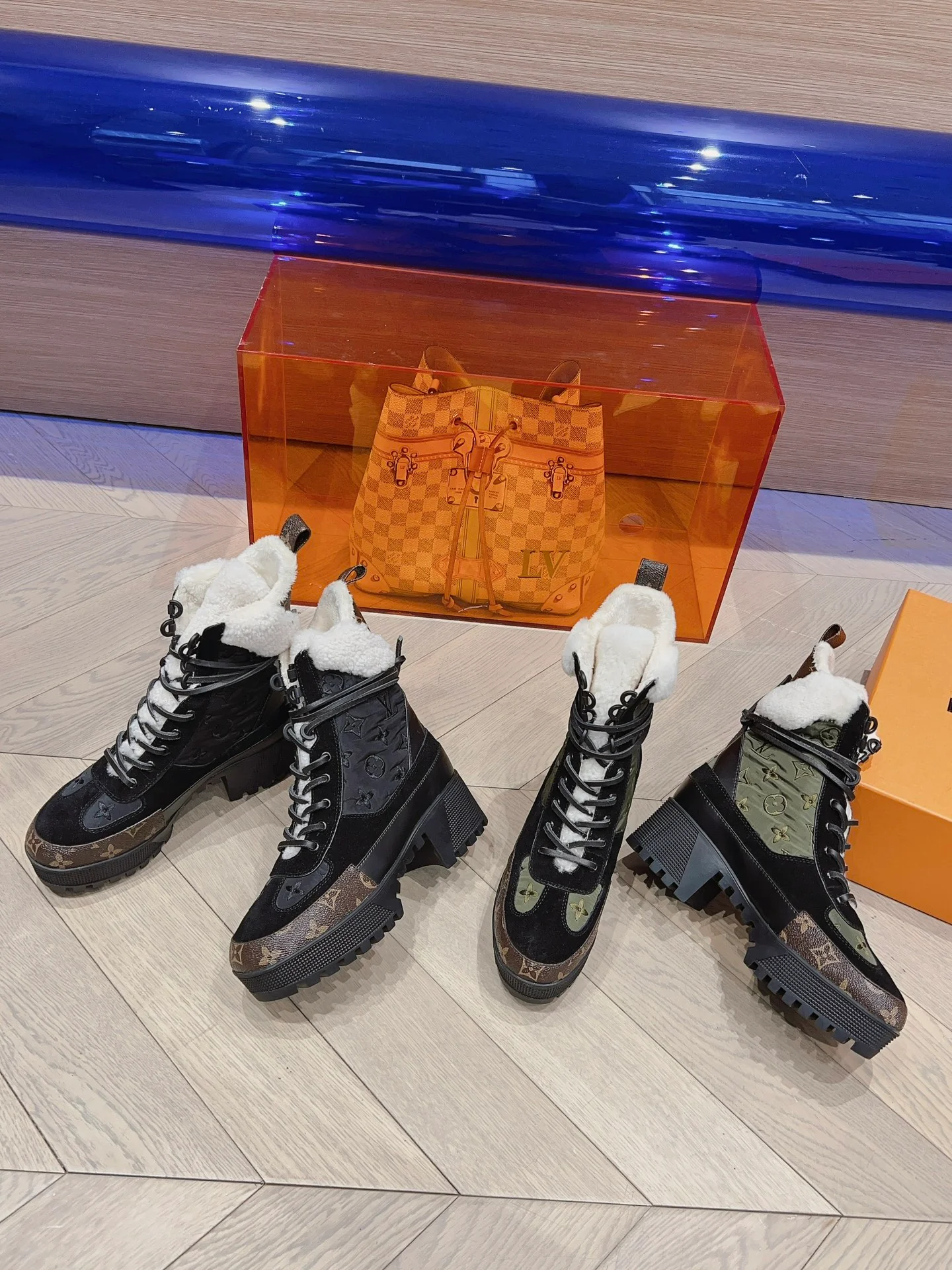 Новинка сезона осень/зима 2023 от LV - Ботинки Мартин на массивном каблуке - зеленые