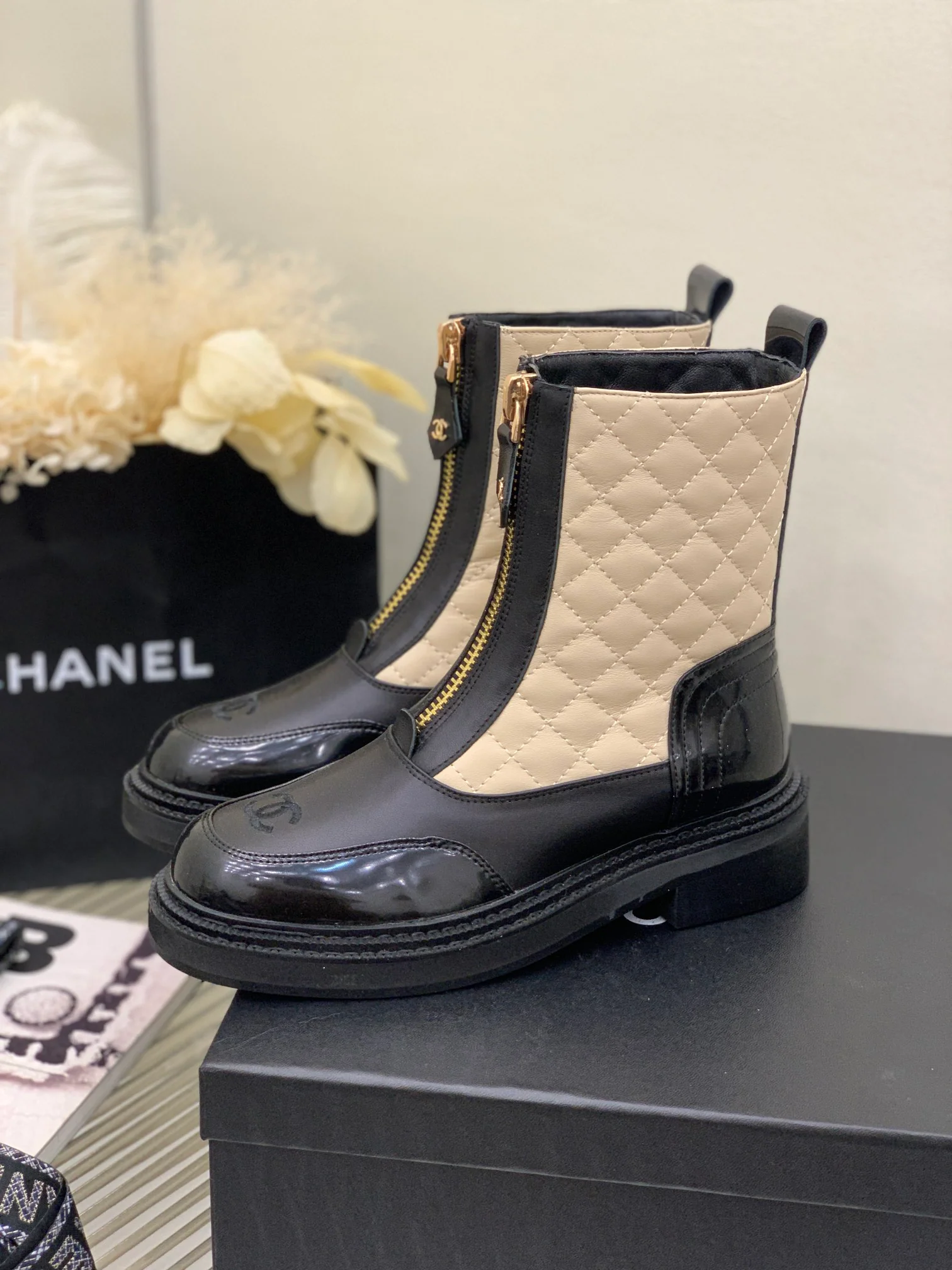 Ботинки Chanel средней высоты с бриллиантовой блесткой, коллекция 2022 года, подиум — абрикосовый цвет.