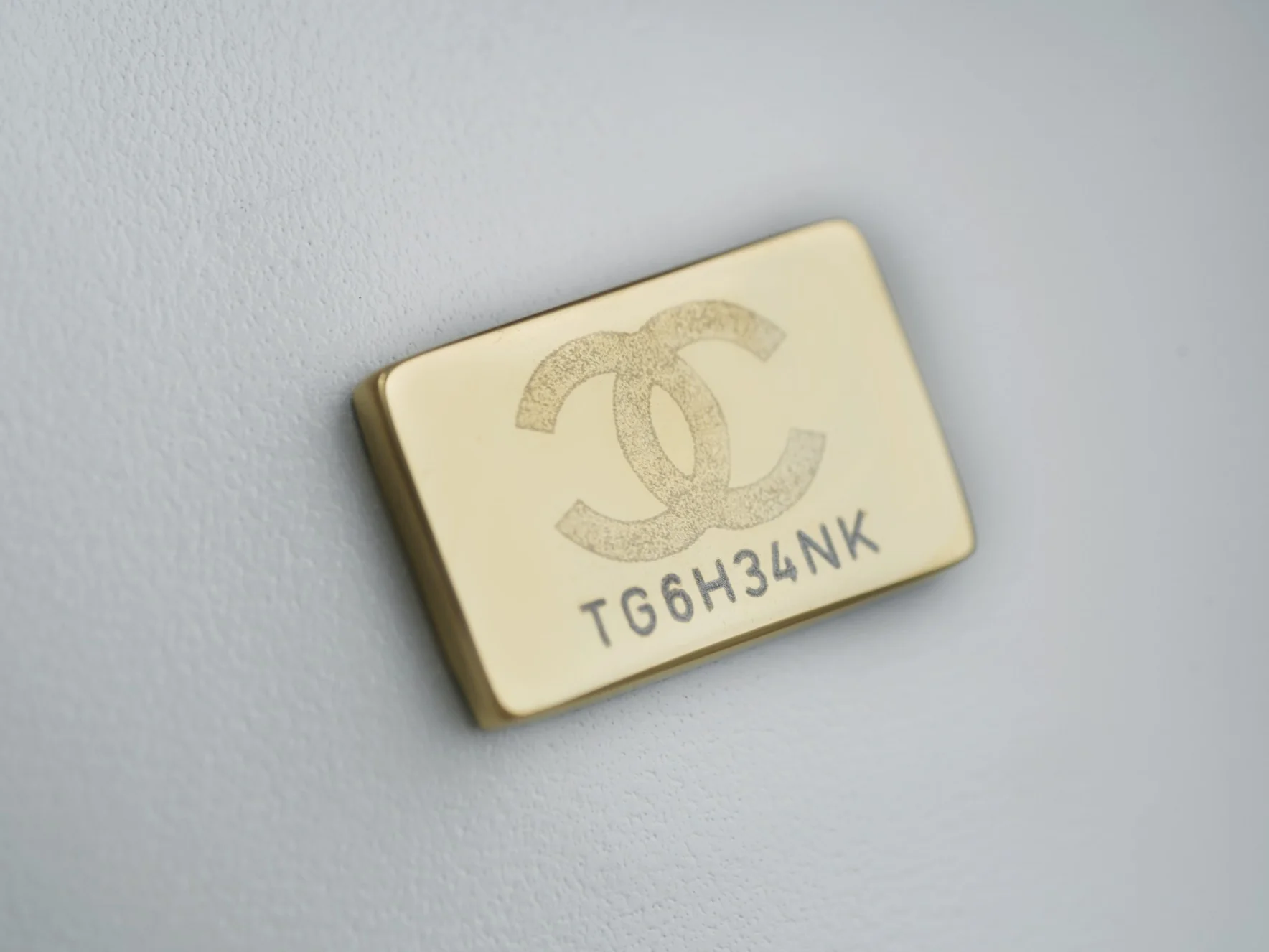 Классическая сумка Chanel с клапаном - белая.