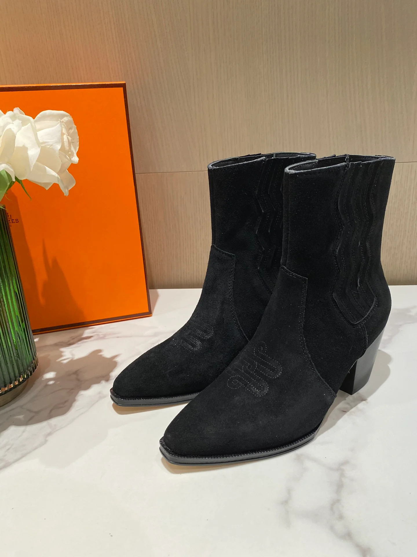 Новинка осенне-зимней коллекции Hermes - замшевые ботильоны - черные.