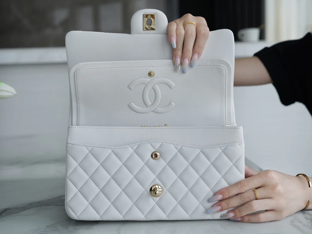 Сумка Chanel CF Medium - 25 см - из белой овечьей кожи с пряжкой из светлого золота - CF25