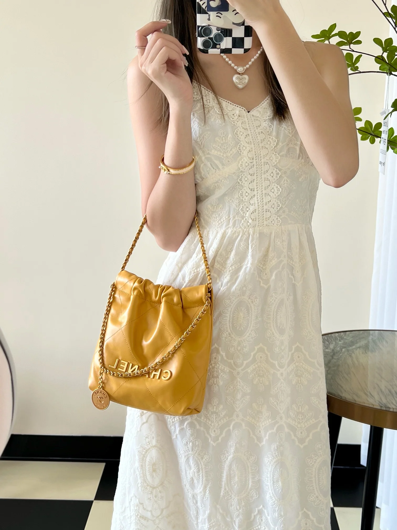 Мини-сумочка Chanel 22, кремово-желтая