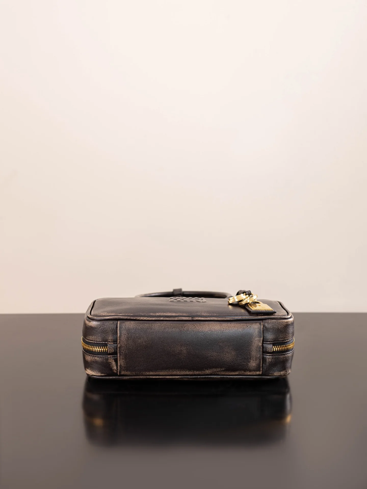 Miu Miu - Маленькая сумочка из овечьей кожи - Отделка под старину