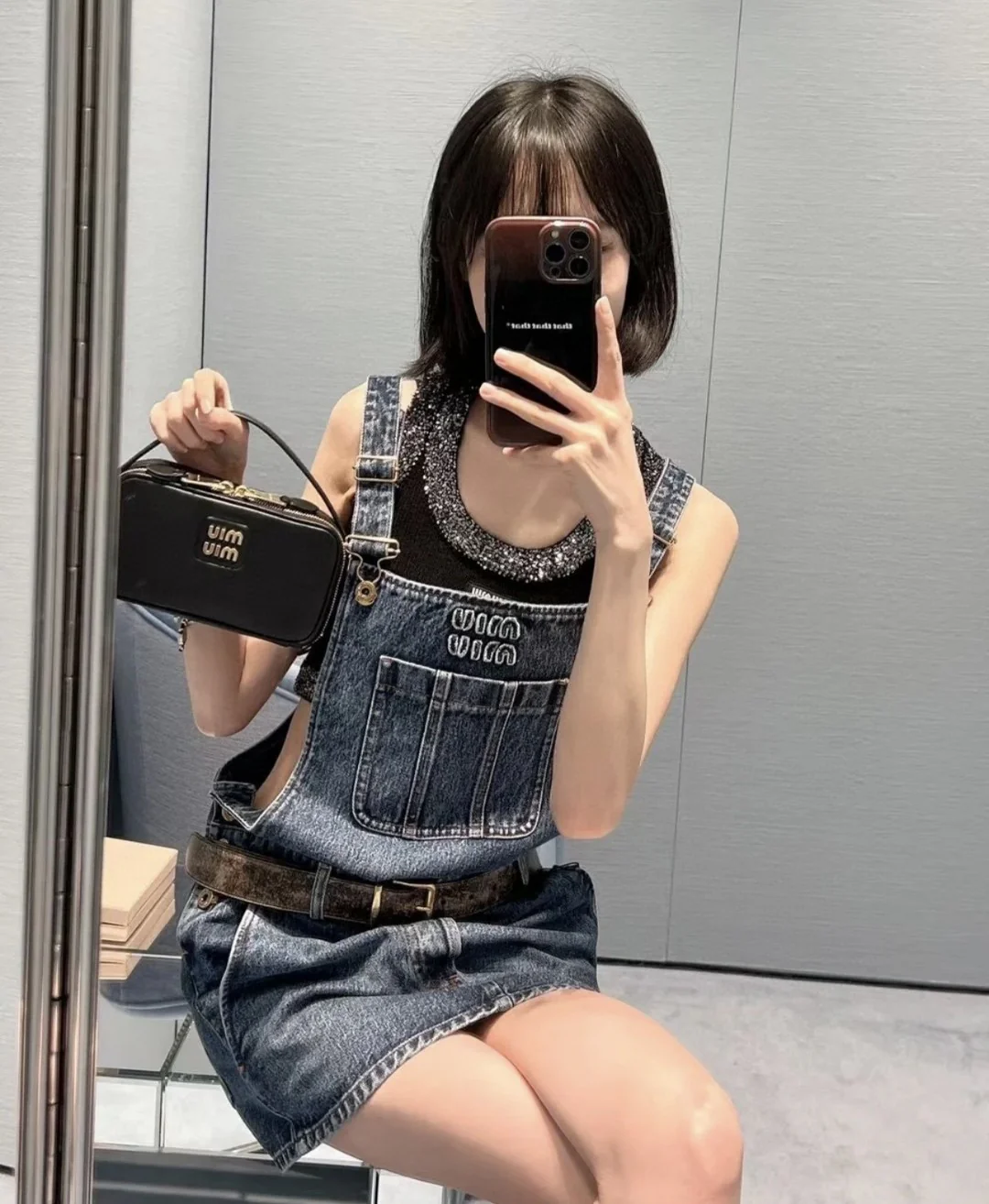 Сумка/кроссбоди для фотоаппарата Miu Miu из осенне-зимней коллекции - полностью кожаная, черная.